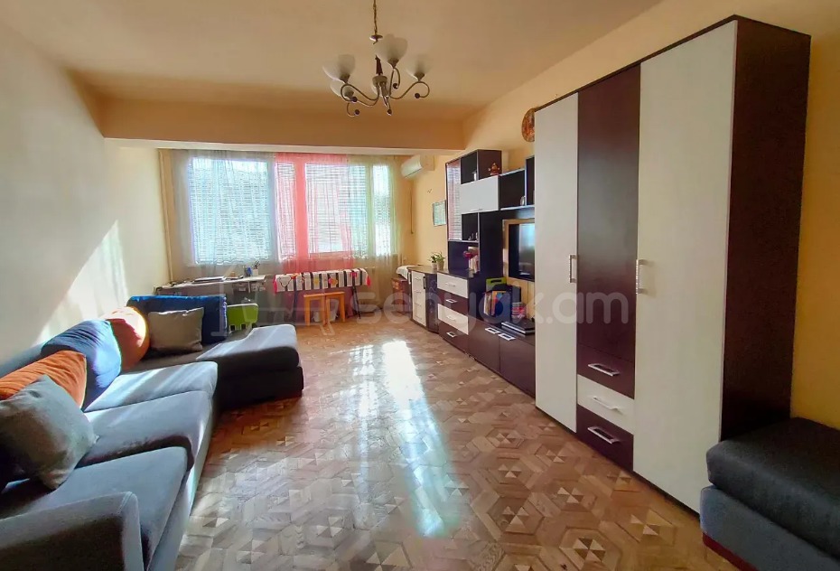 3 Սենյականոց Բնակարան Քարե Շենքում, 67քմ, 5/5 հարկ, Կապիտալ Վերանորոգված