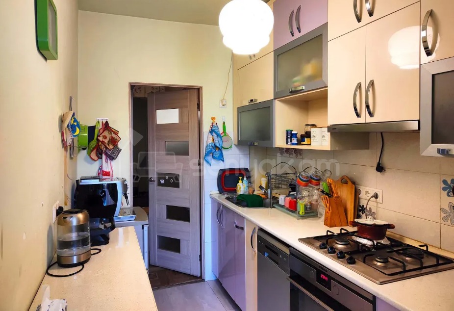 3 Սենյականոց Բնակարան Քարե Շենքում, 67քմ, 5/5 հարկ, Կապիտալ Վերանորոգված