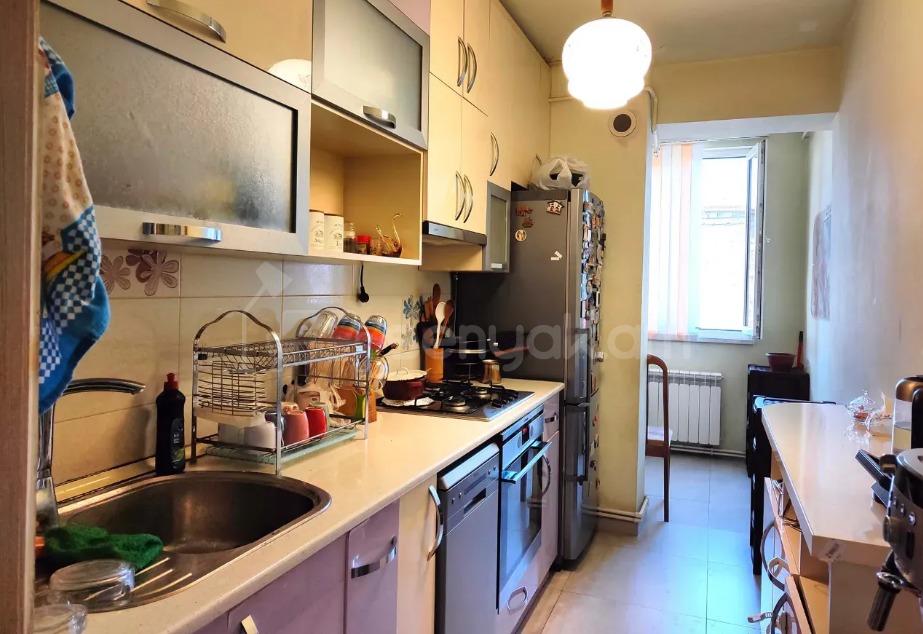 3 Սենյականոց Բնակարան Քարե Շենքում, 67քմ, 5/5 հարկ, Կապիտալ Վերանորոգված