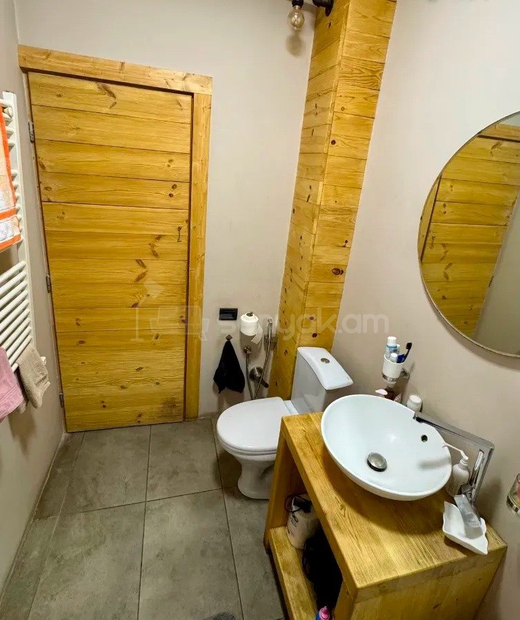 2 Սենյականոց Բնակարան Քարե Շենքում, 60քմ, 3/6 հարկ, Կապիտալ Վերանորոգված