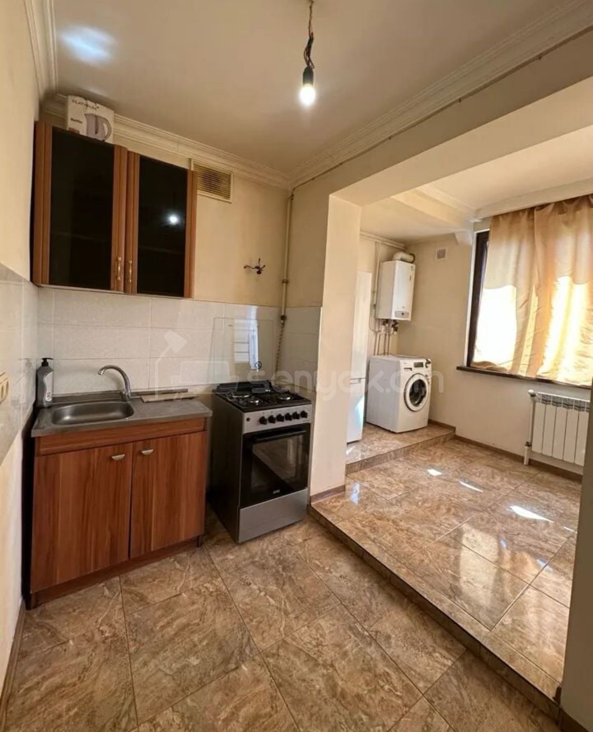 3 Սենյականոց Բնակարան Քարե Շենքում, 70քմ, 2/5 հարկ, Կապիտալ Վերանորոգված, Կահավորված