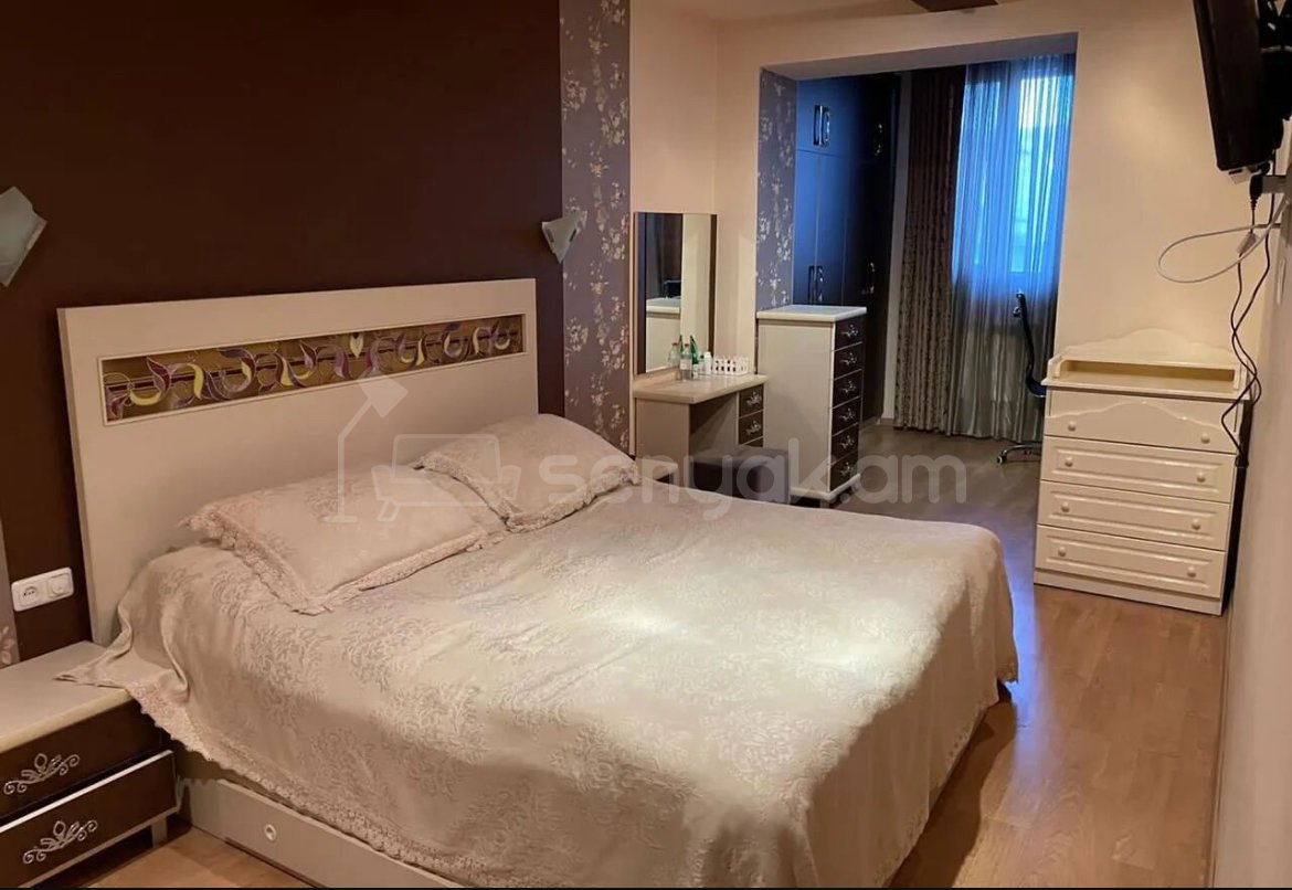 4 Սենյականոց Բնակարան Քարե Շենքում, 100քմ, 2/5 հարկ, Կապիտալ Վերանորոգված, Կահավորված, Արևկող