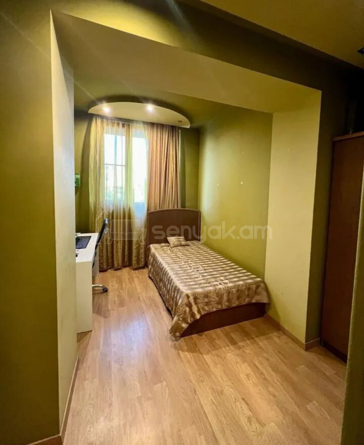 4 Սենյականոց Բնակարան Քարե Շենքում, 100քմ, 2/5 հարկ, Կապիտալ Վերանորոգված, Կահավորված, Արևկող