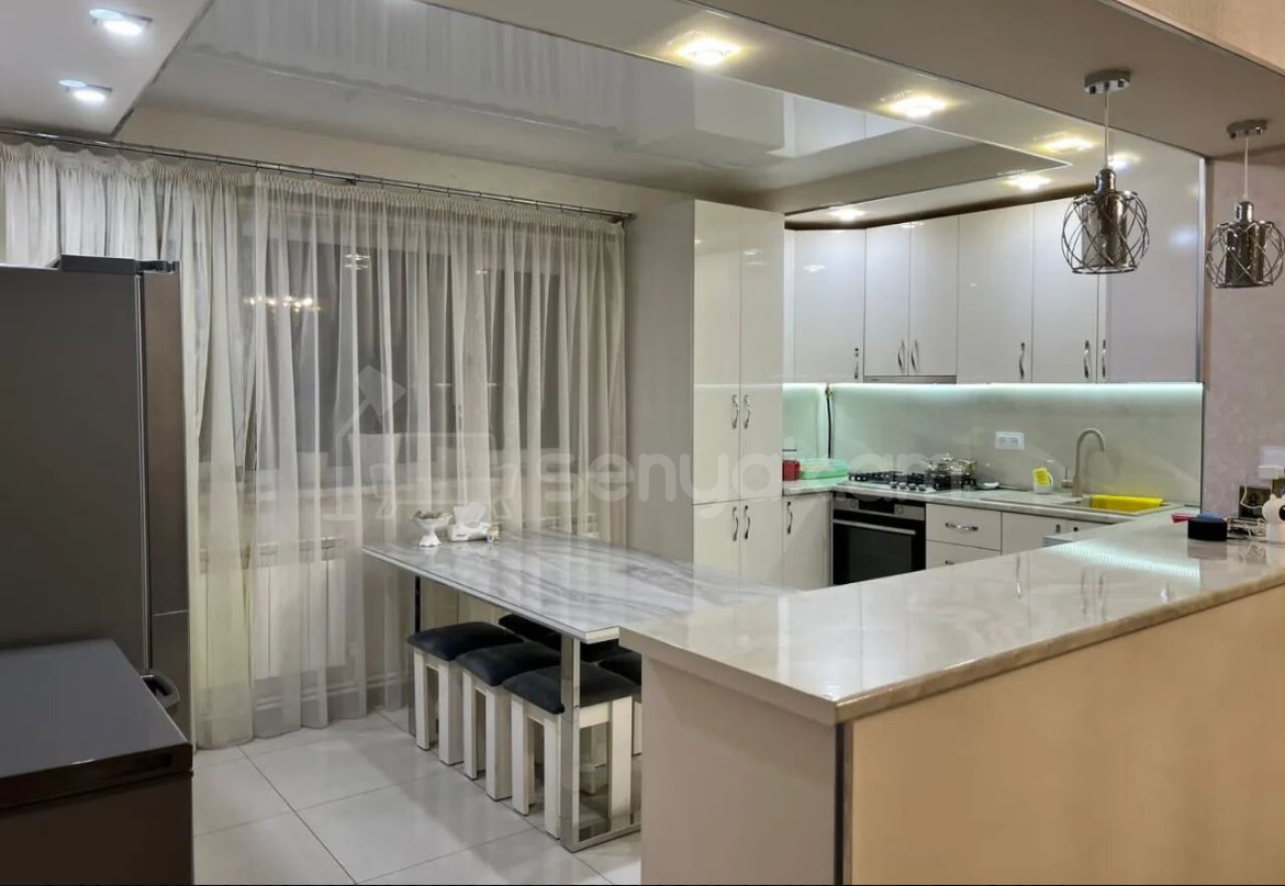 3 Սենյականոց Բնակարան Նորակառույց Քարե Շենքում, 85քմ, 2/3 հարկ, Կապիտալ Վերանորոգված