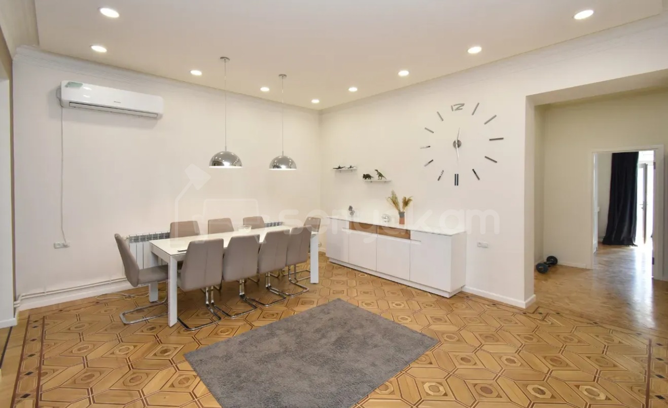 4 Սենյականոց Բնակարան Քարե Շենքում, 146քմ, 4/4 հարկ, Դիզայներական Վերանորոգված