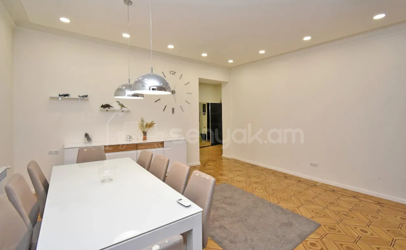 4 Սենյականոց Բնակարան Քարե Շենքում, 146քմ, 4/4 հարկ, Դիզայներական Վերանորոգված