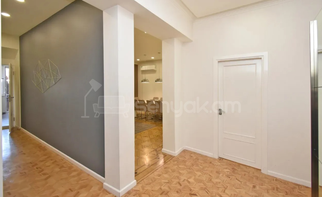 4 Սենյականոց Բնակարան Քարե Շենքում, 146քմ, 4/4 հարկ, Դիզայներական Վերանորոգված