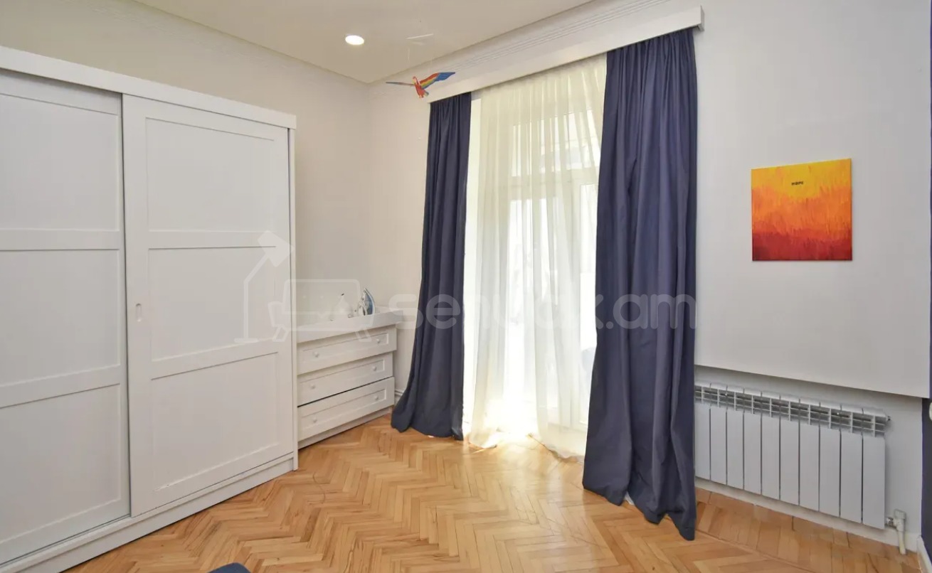 4 Սենյականոց Բնակարան Քարե Շենքում, 146քմ, 4/4 հարկ, Դիզայներական Վերանորոգված