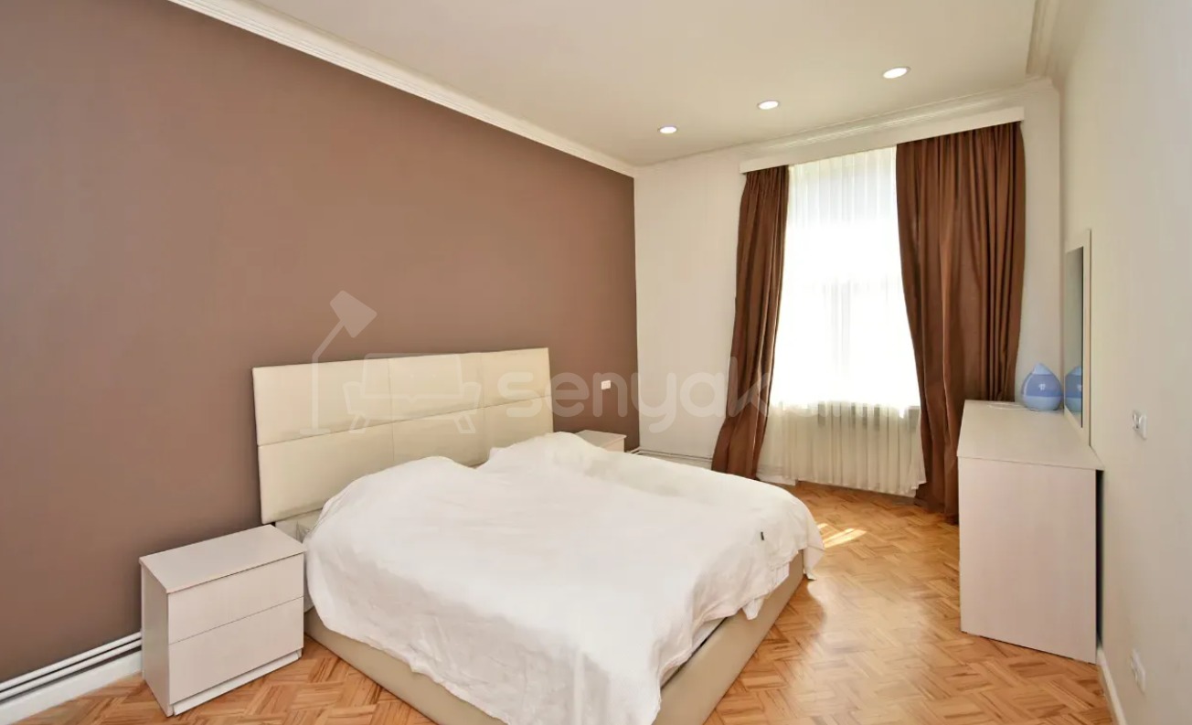 4 Սենյականոց Բնակարան Քարե Շենքում, 146քմ, 4/4 հարկ, Դիզայներական Վերանորոգված