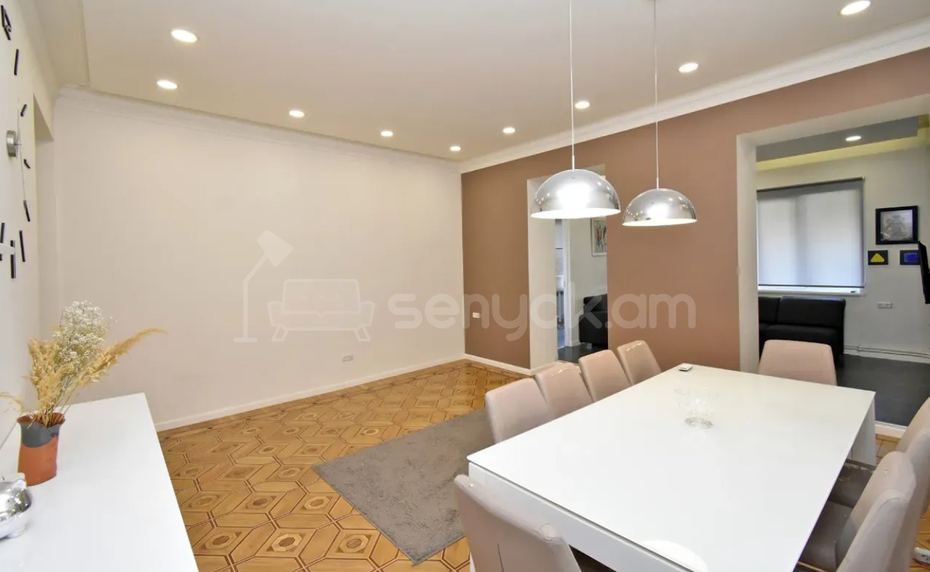 4 Սենյականոց Բնակարան Քարե Շենքում, 146քմ, 4/4 հարկ, Դիզայներական Վերանորոգված