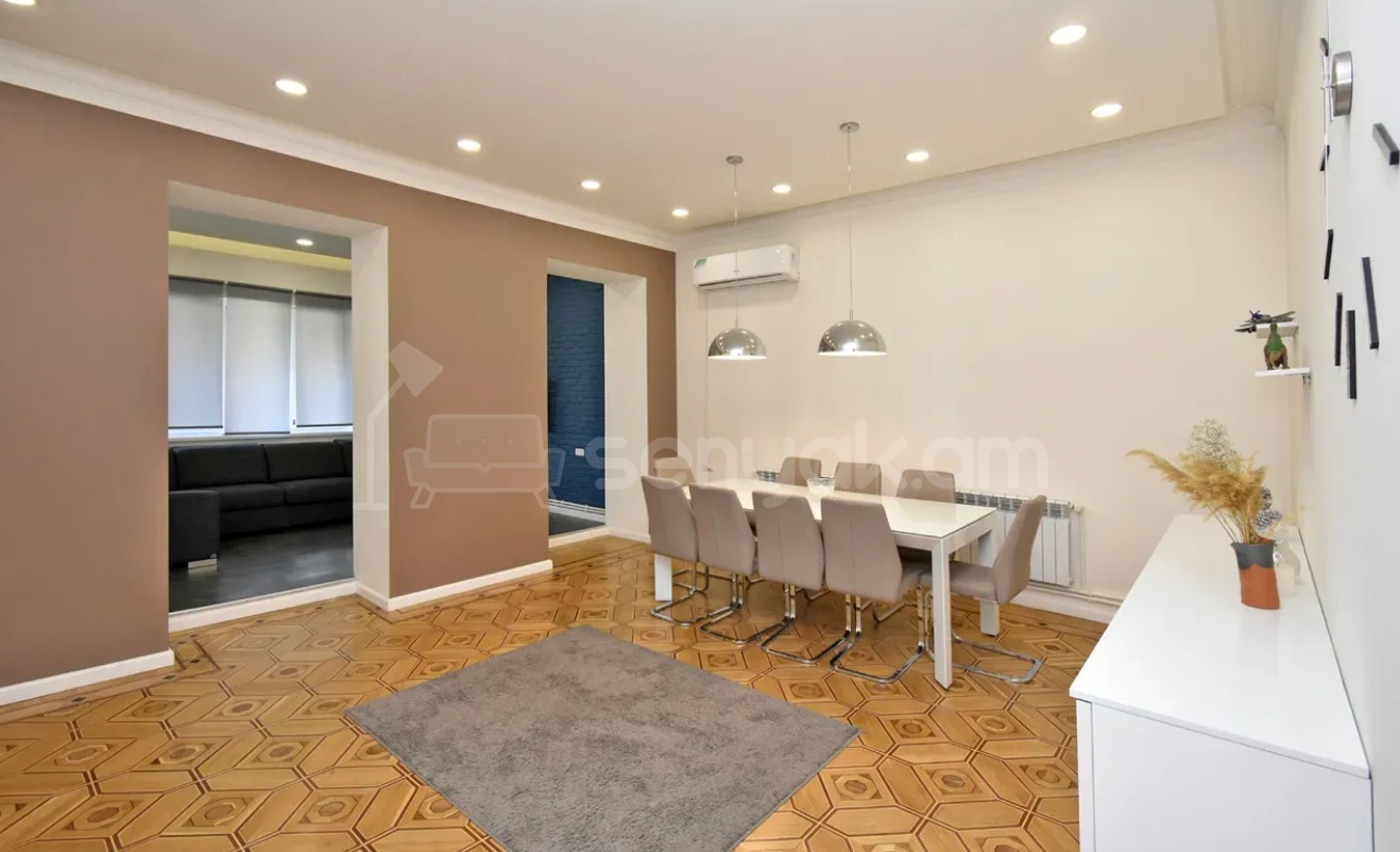 4 Սենյականոց Բնակարան Քարե Շենքում, 146քմ, 4/4 հարկ, Դիզայներական Վերանորոգված