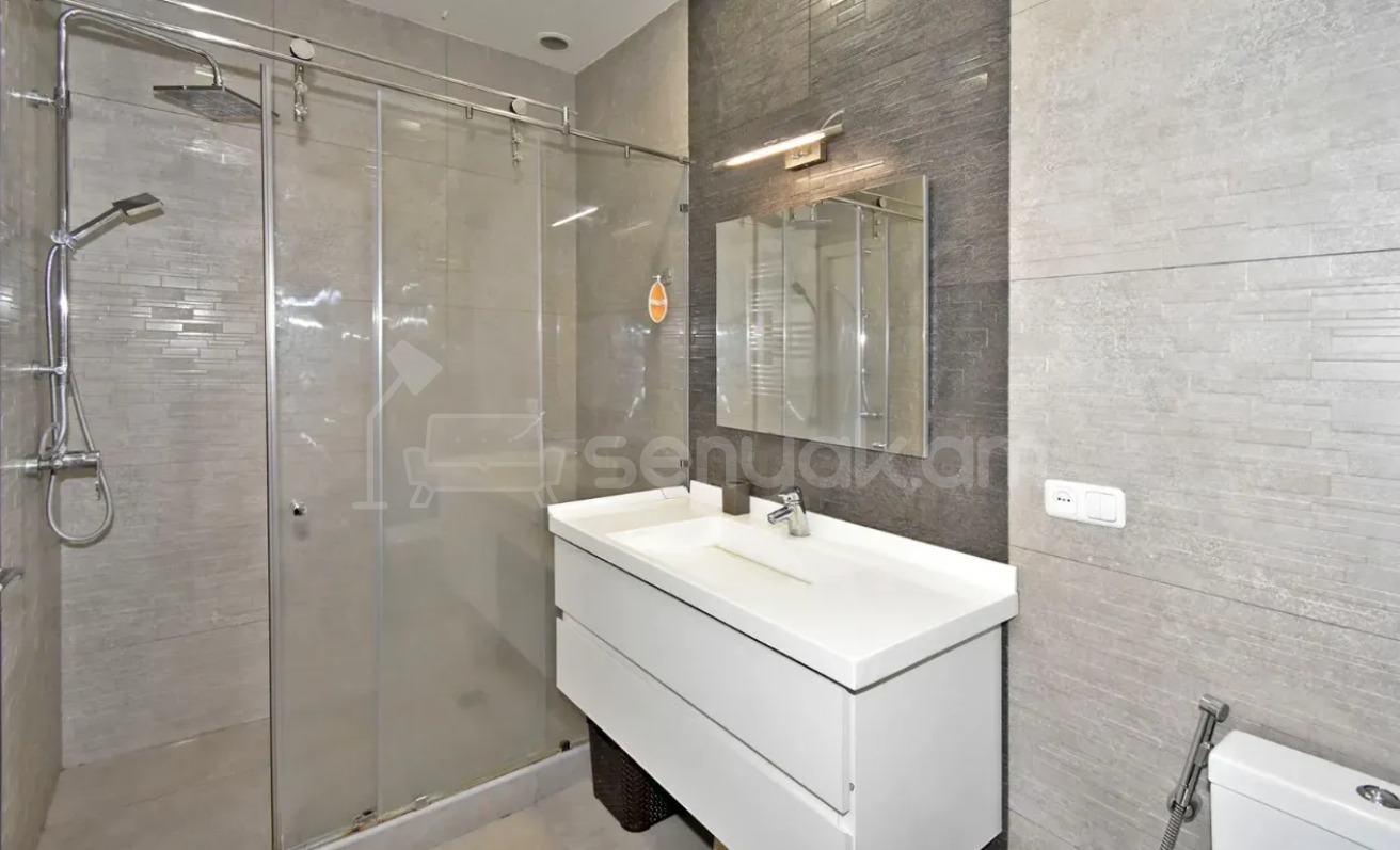 4 Սենյականոց Բնակարան Քարե Շենքում, 146քմ, 4/4 հարկ, Դիզայներական Վերանորոգված