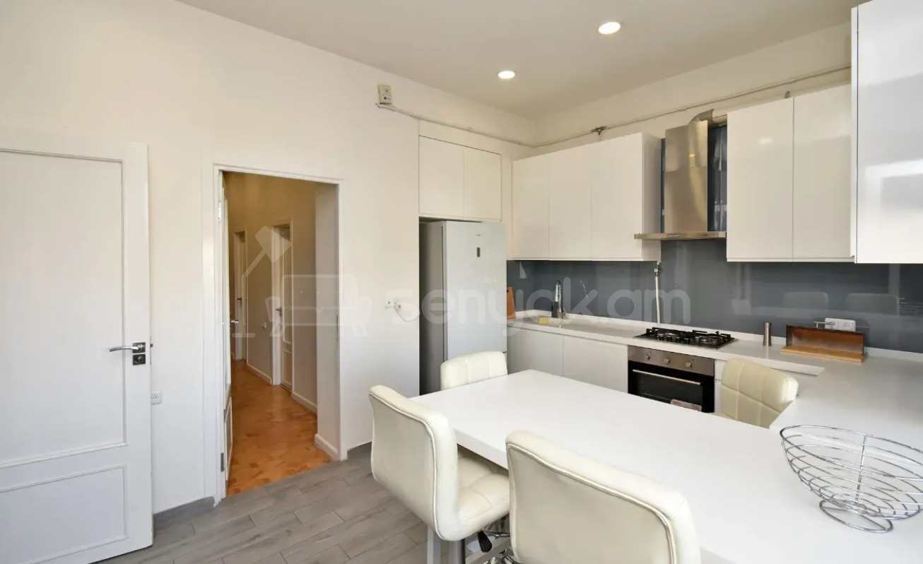 4 Սենյականոց Բնակարան Քարե Շենքում, 146քմ, 4/4 հարկ, Դիզայներական Վերանորոգված