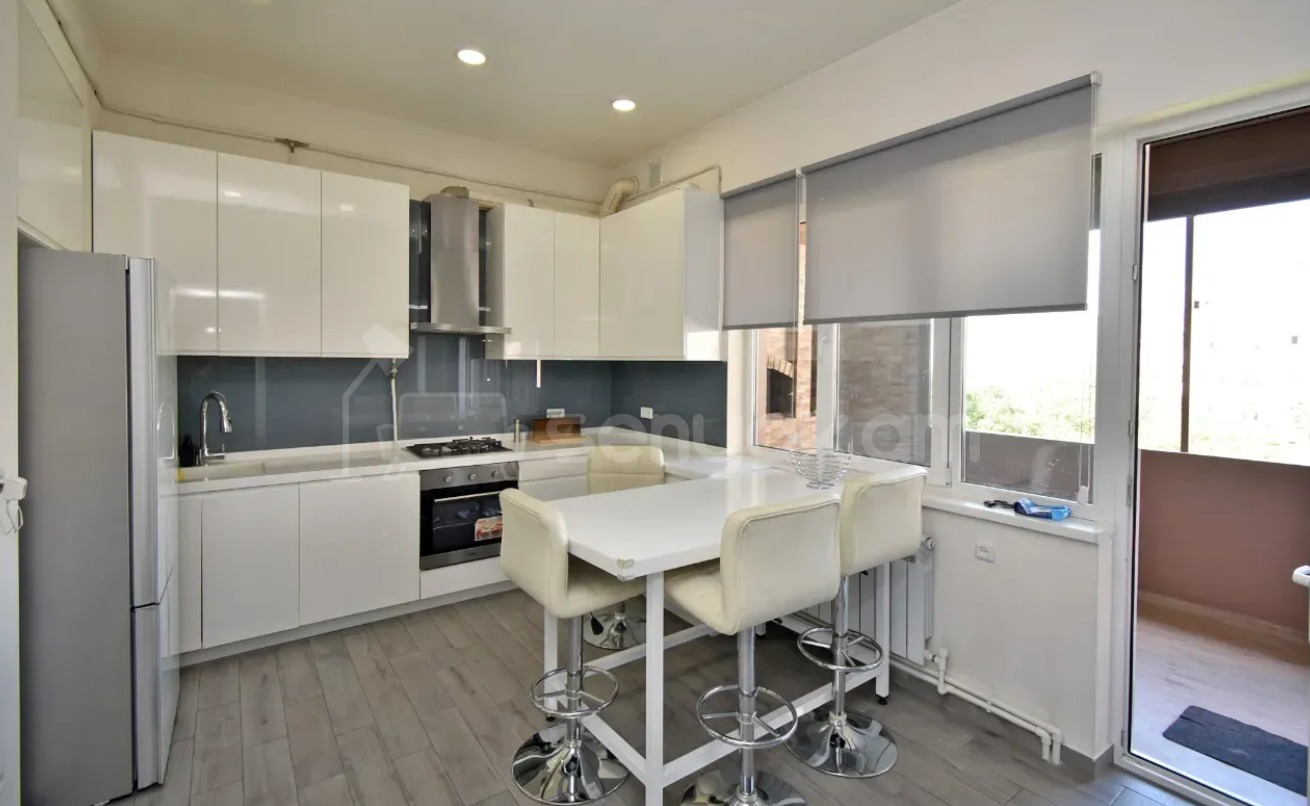 4 Սենյականոց Բնակարան Քարե Շենքում, 146քմ, 4/4 հարկ, Դիզայներական Վերանորոգված