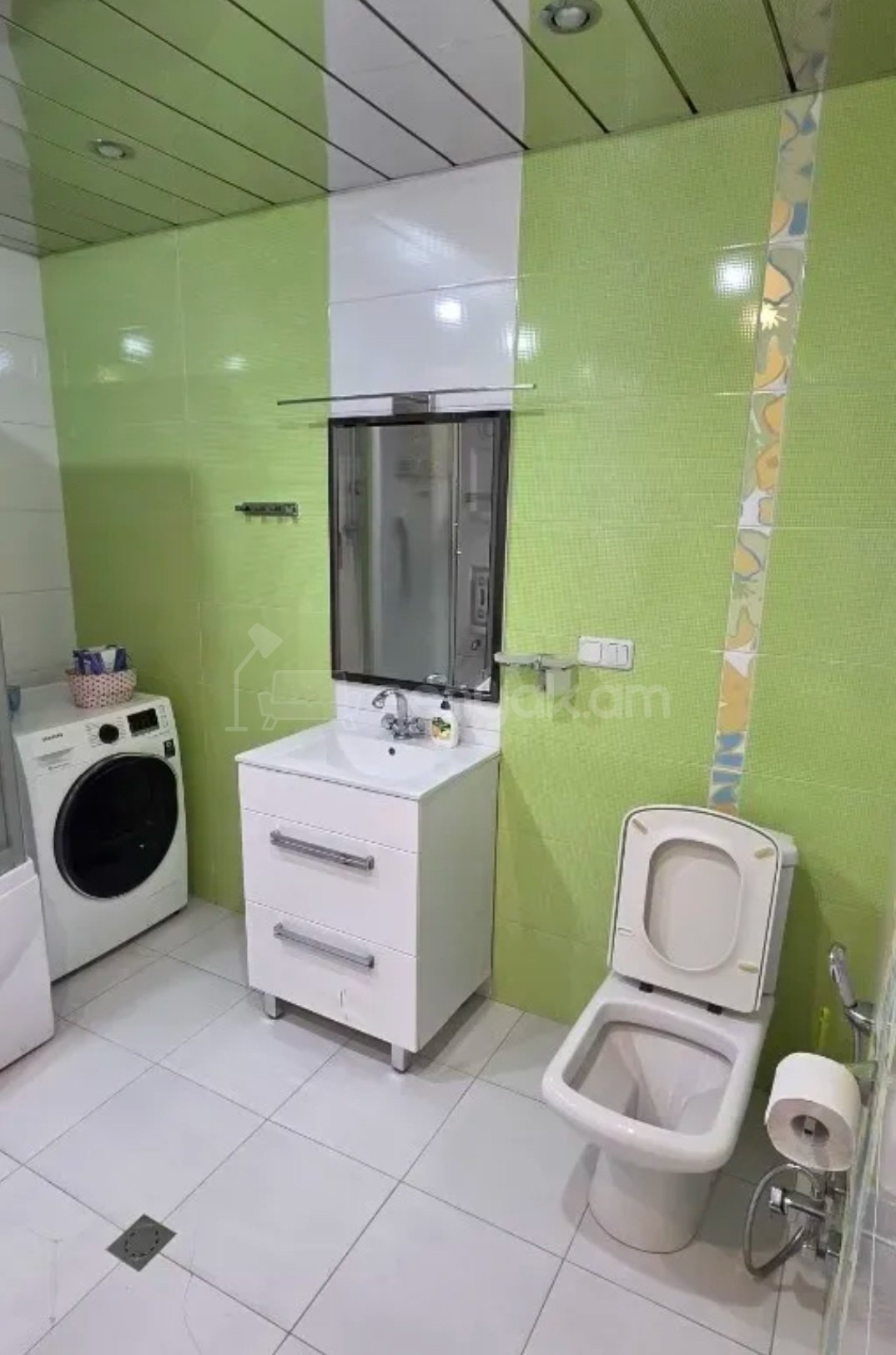 4 Սենյականոց Բնակարան Քարե Շենքում, 130քմ, 1/6 հարկ, Նորմալ Վիճակում, Կահավորված, Արևկող