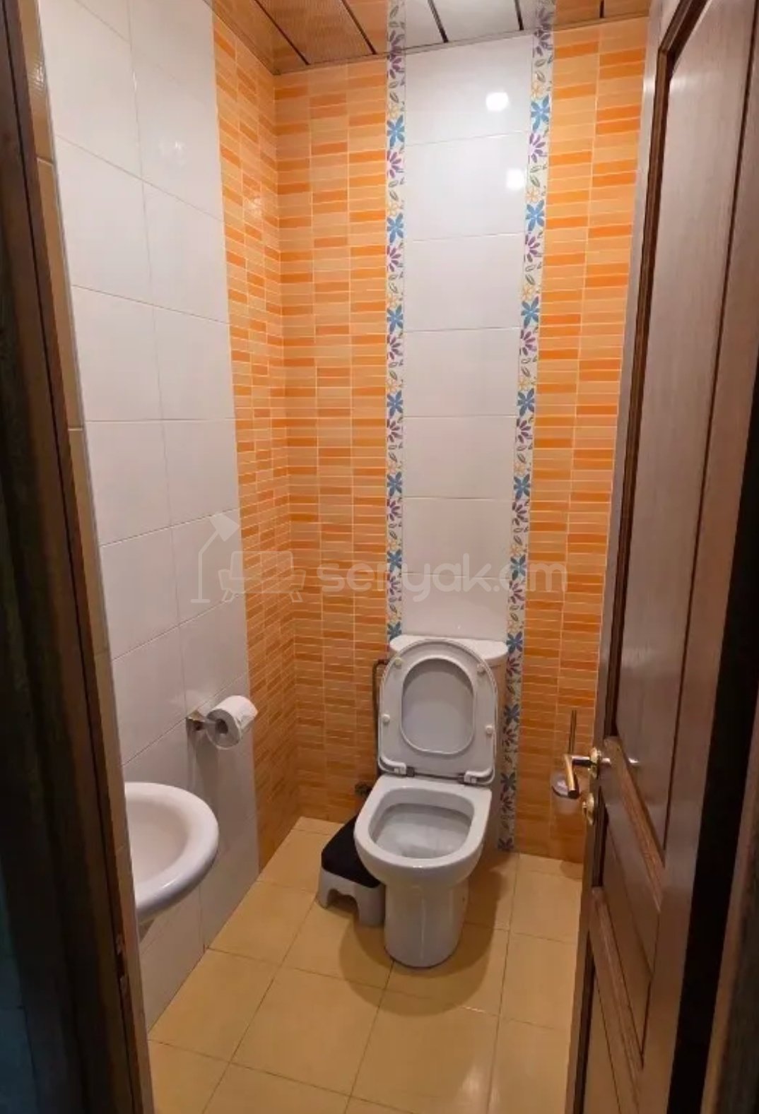 4 Սենյականոց Բնակարան Քարե Շենքում, 130քմ, 1/6 հարկ, Նորմալ Վիճակում, Կահավորված, Արևկող