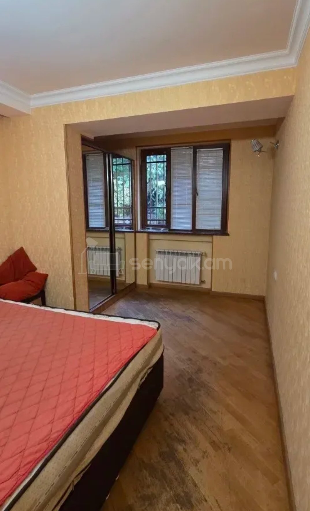 4 Սենյականոց Բնակարան Քարե Շենքում, 130քմ, 1/6 հարկ, Նորմալ Վիճակում, Կահավորված, Արևկող