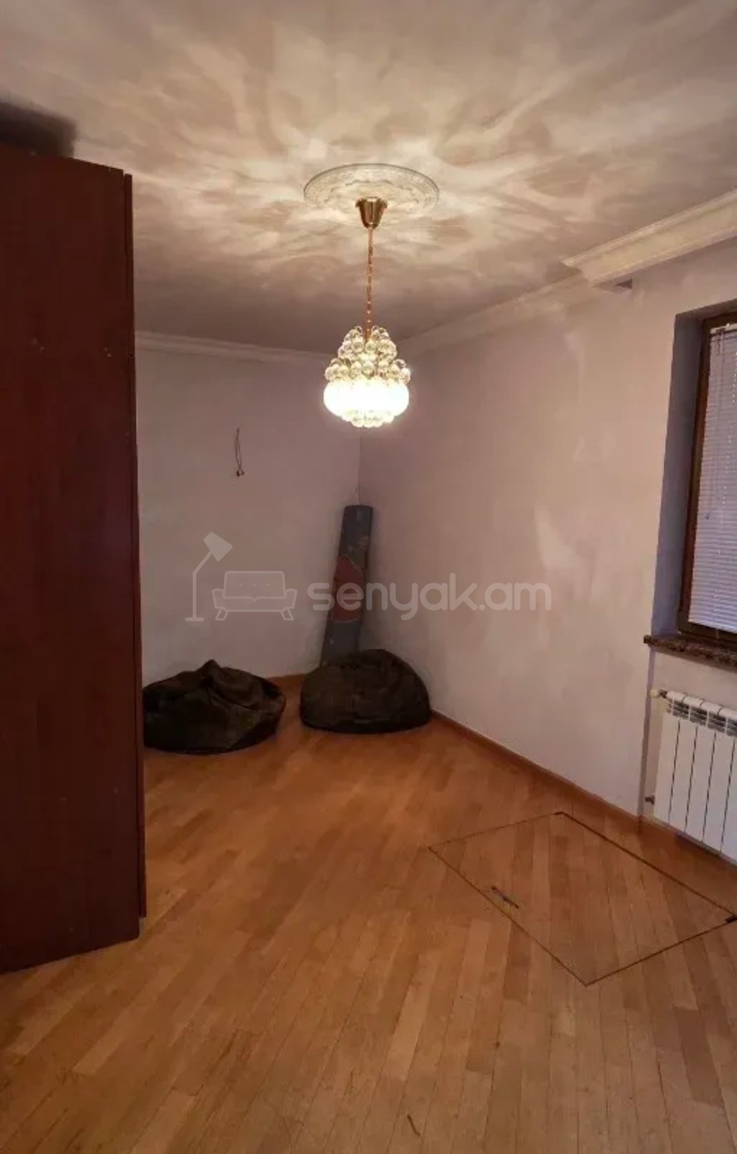 4 Սենյականոց Բնակարան Քարե Շենքում, 130քմ, 1/6 հարկ, Նորմալ Վիճակում, Կահավորված, Արևկող