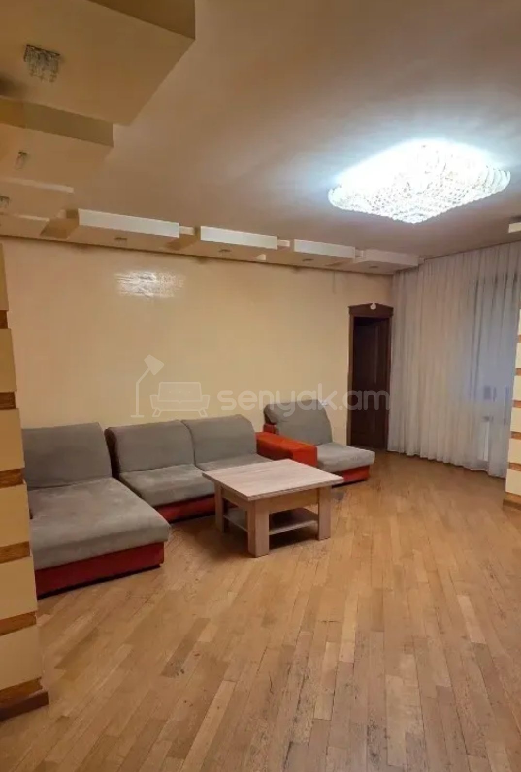 4 Սենյականոց Բնակարան Քարե Շենքում, 130քմ, 1/6 հարկ, Նորմալ Վիճակում, Կահավորված, Արևկող