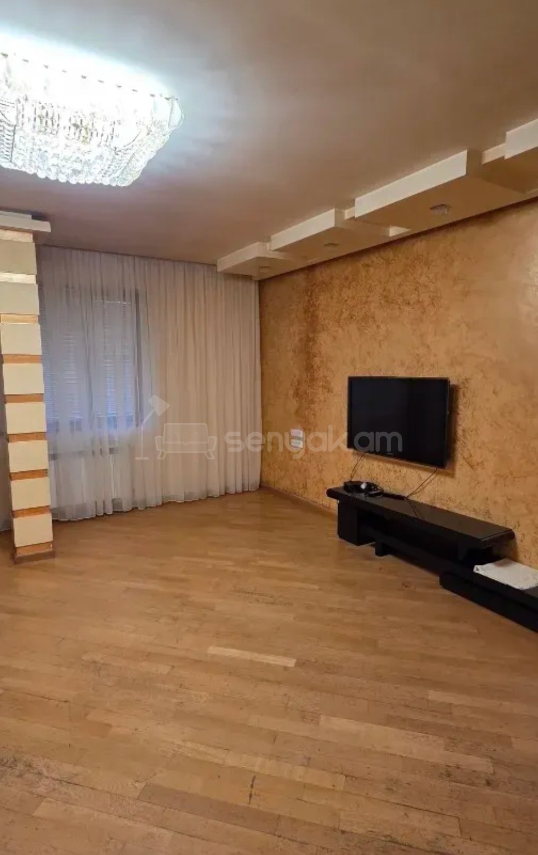 4 Սենյականոց Բնակարան Քարե Շենքում, 130քմ, 1/6 հարկ, Նորմալ Վիճակում, Կահավորված, Արևկող