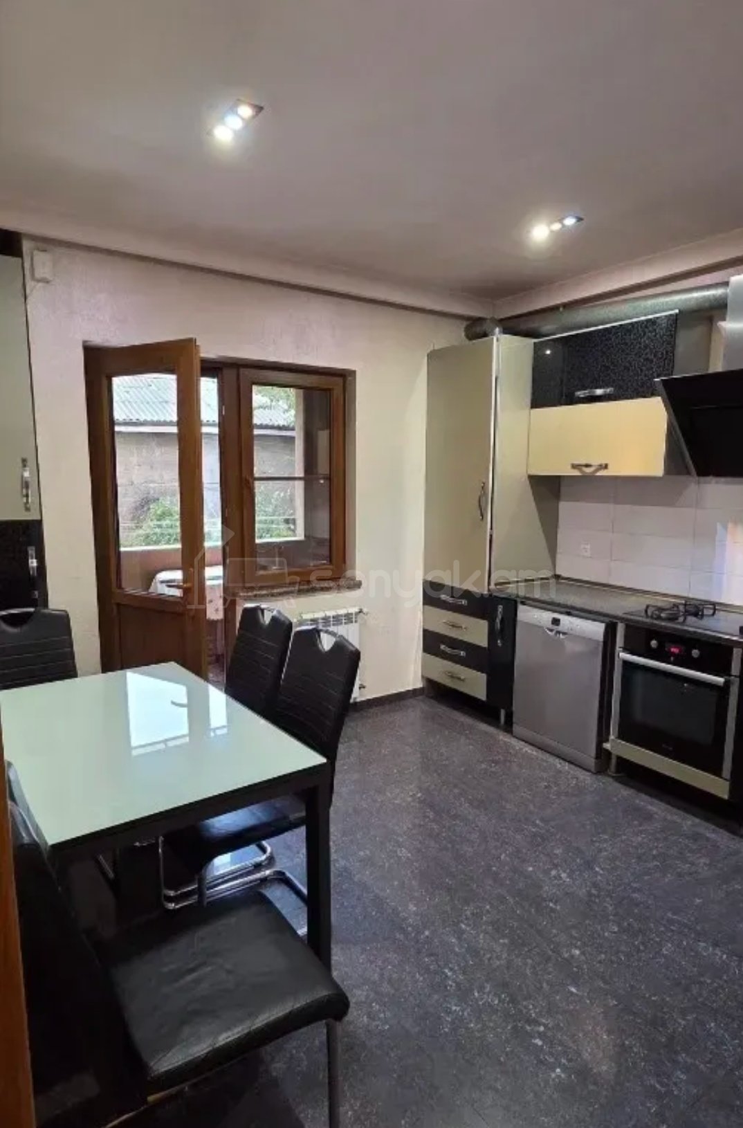 4 Սենյականոց Բնակարան Քարե Շենքում, 130քմ, 1/6 հարկ, Նորմալ Վիճակում, Կահավորված, Արևկող