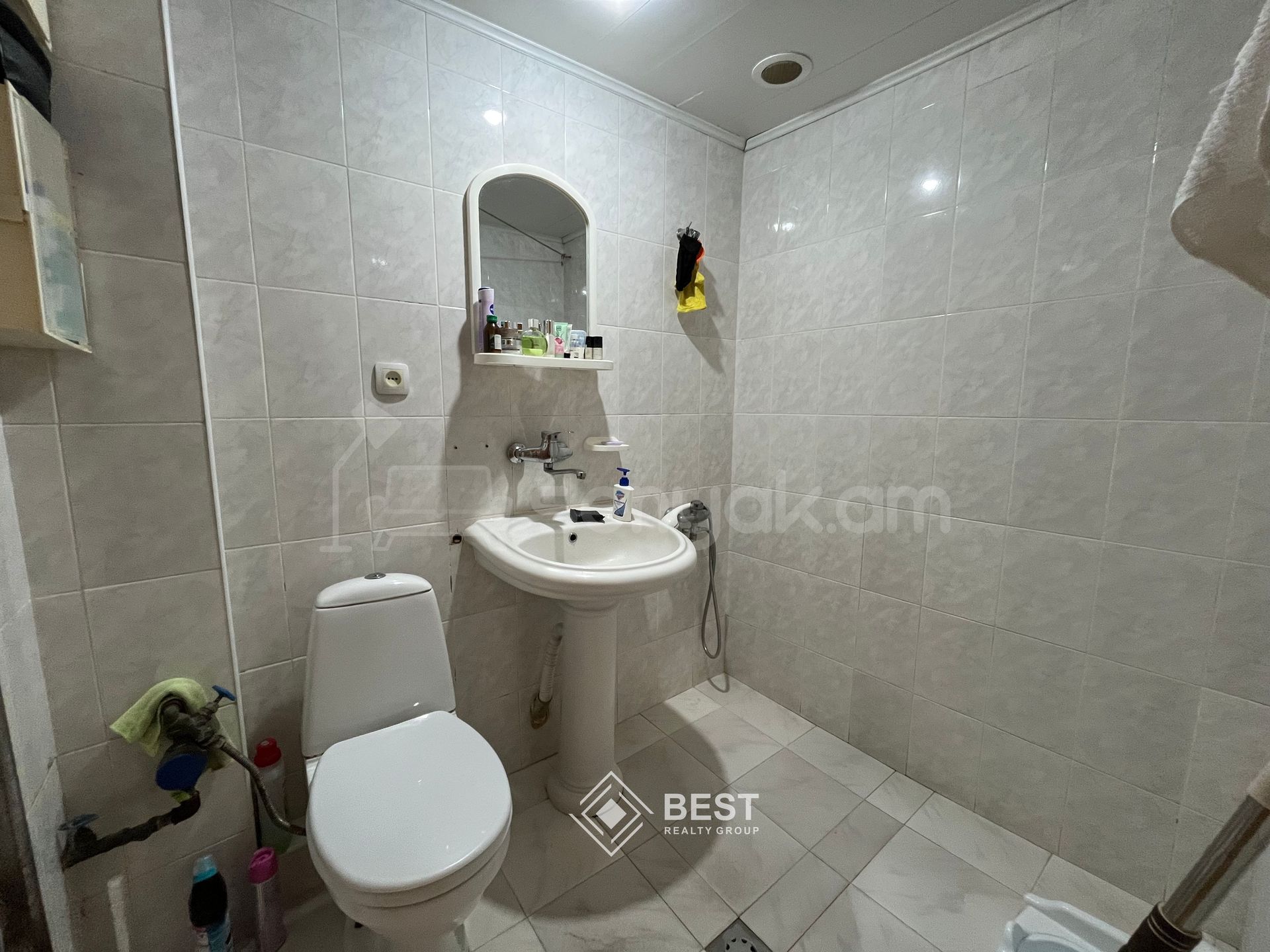 3 Սենյականոց Բնակարան Քարե Շենքում, 48քմ, 1/5 հարկ, Նորմալ Վիճակում