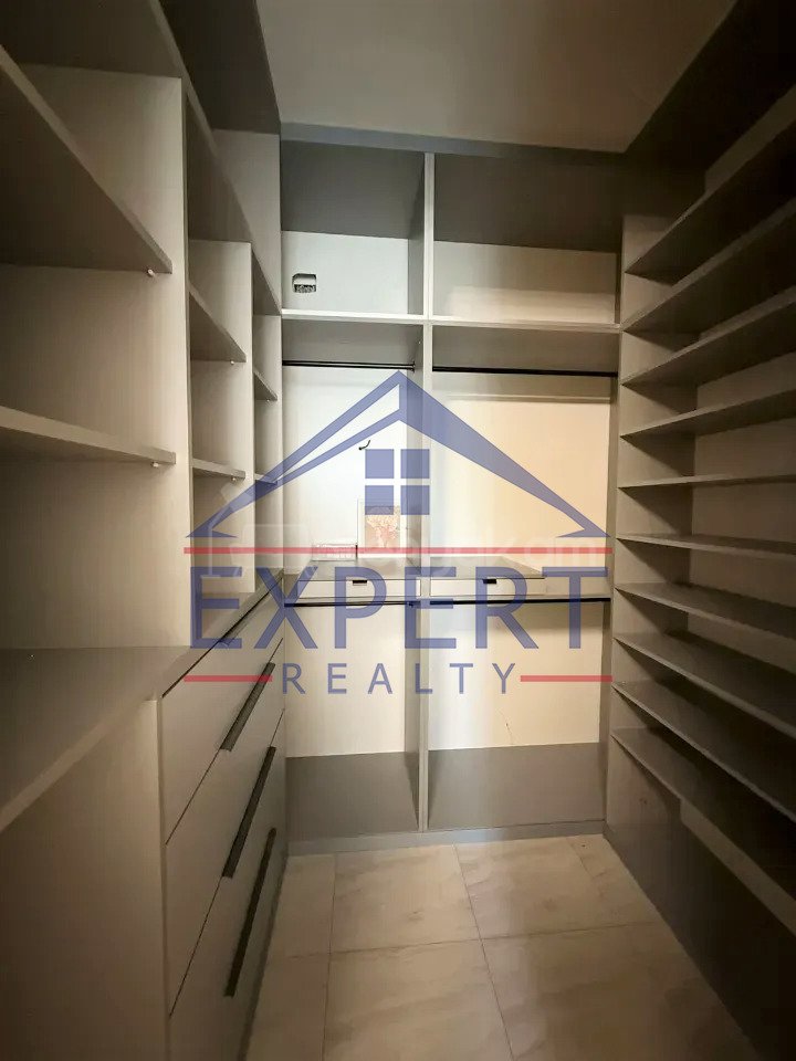 3 Սենյականոց Բնակարան Քարե Շենքում, 110քմ, 4/5 հարկ, Կապիտալ Վերանորոգված