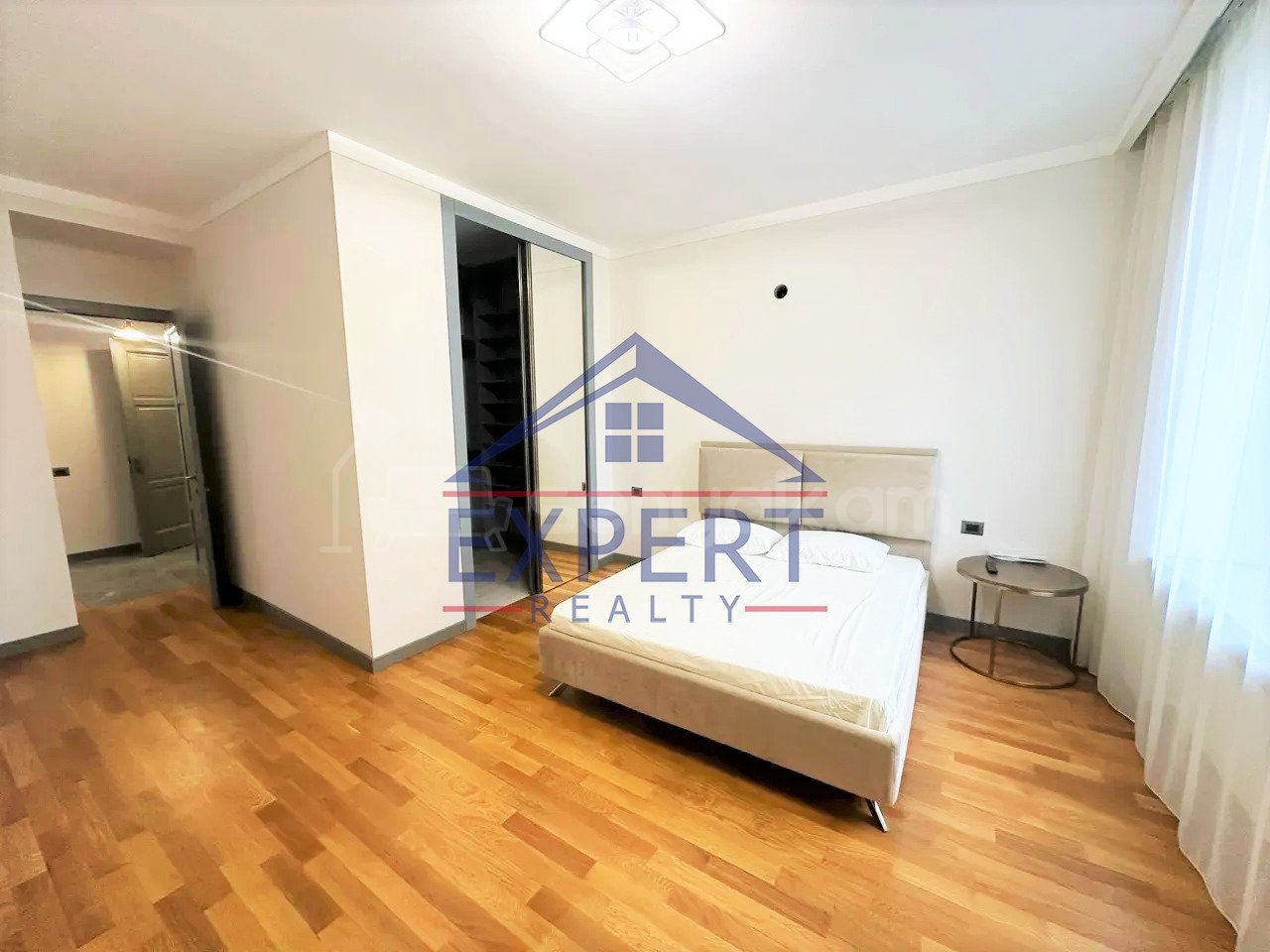 3 Սենյականոց Բնակարան Քարե Շենքում, 110քմ, 4/5 հարկ, Կապիտալ Վերանորոգված