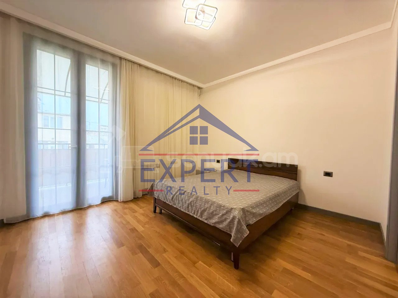 3 Սենյականոց Բնակարան Քարե Շենքում, 110քմ, 4/5 հարկ, Կապիտալ Վերանորոգված