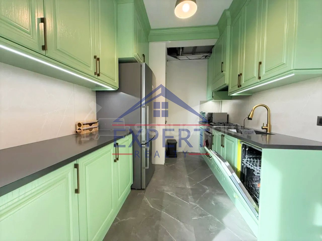 3 Սենյականոց Բնակարան Քարե Շենքում, 110քմ, 4/5 հարկ, Կապիտալ Վերանորոգված