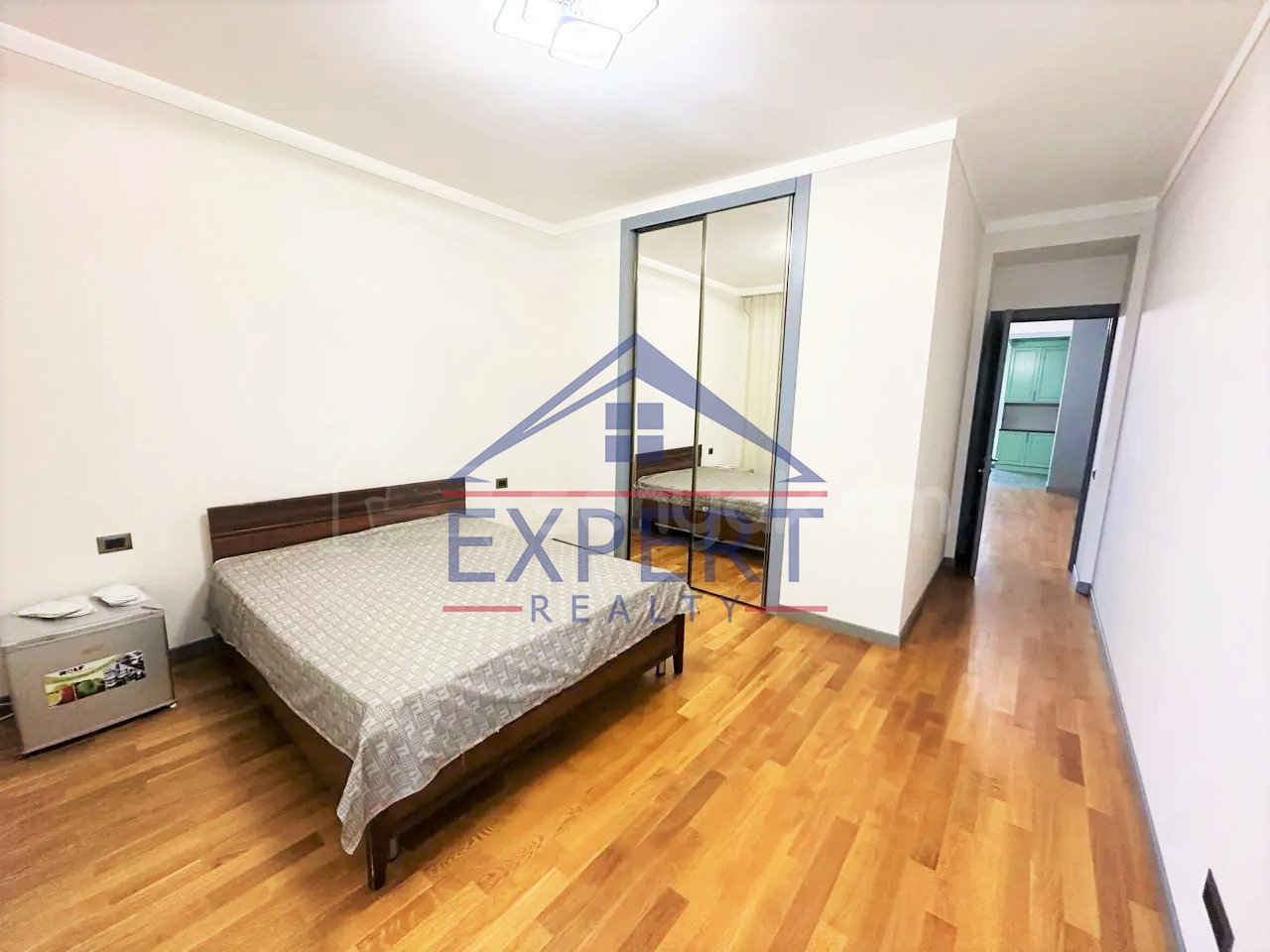 3 Սենյականոց Բնակարան Քարե Շենքում, 110քմ, 4/5 հարկ, Կապիտալ Վերանորոգված