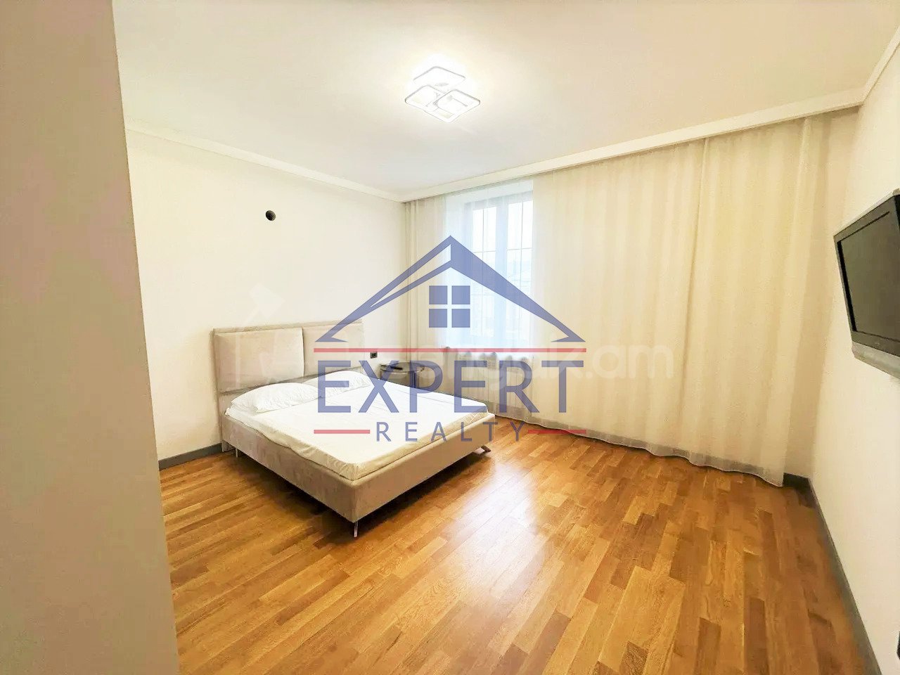 3 Սենյականոց Բնակարան Քարե Շենքում, 110քմ, 4/5 հարկ, Կապիտալ Վերանորոգված