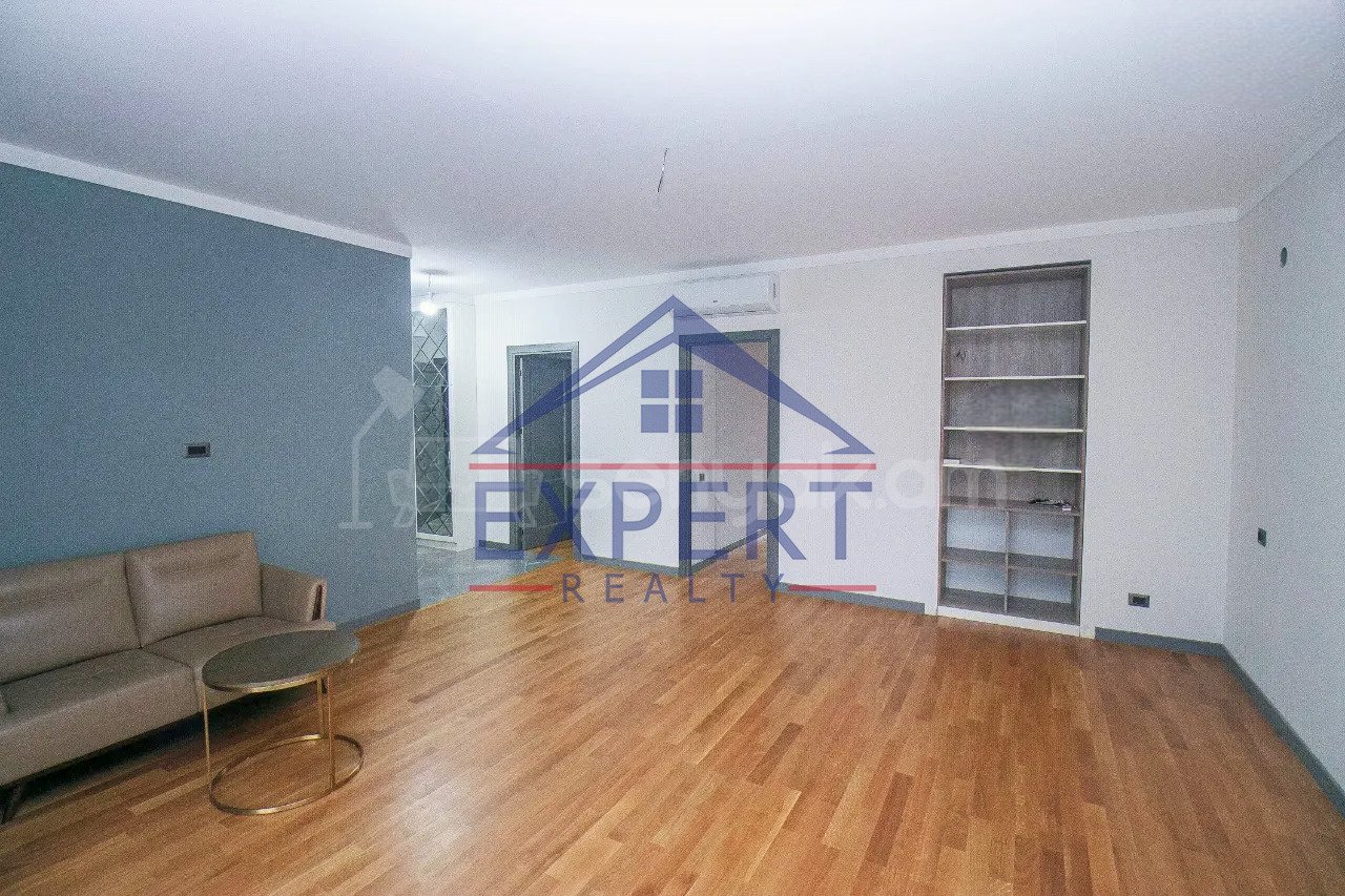 3 Սենյականոց Բնակարան Քարե Շենքում, 110քմ, 4/5 հարկ, Կապիտալ Վերանորոգված