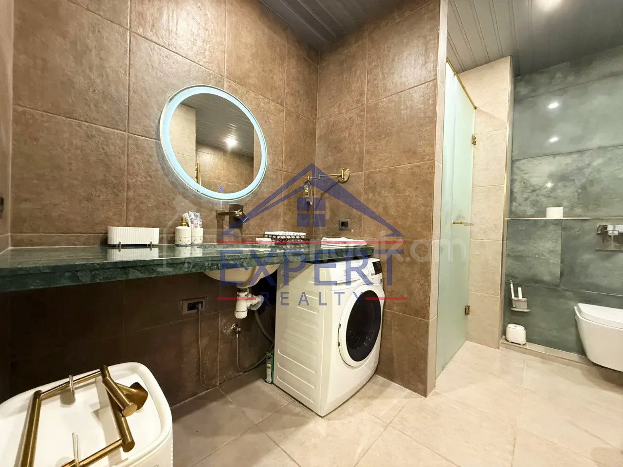 3 Սենյականոց Բնակարան Քարե Շենքում, 110քմ, 4/5 հարկ, Կապիտալ Վերանորոգված