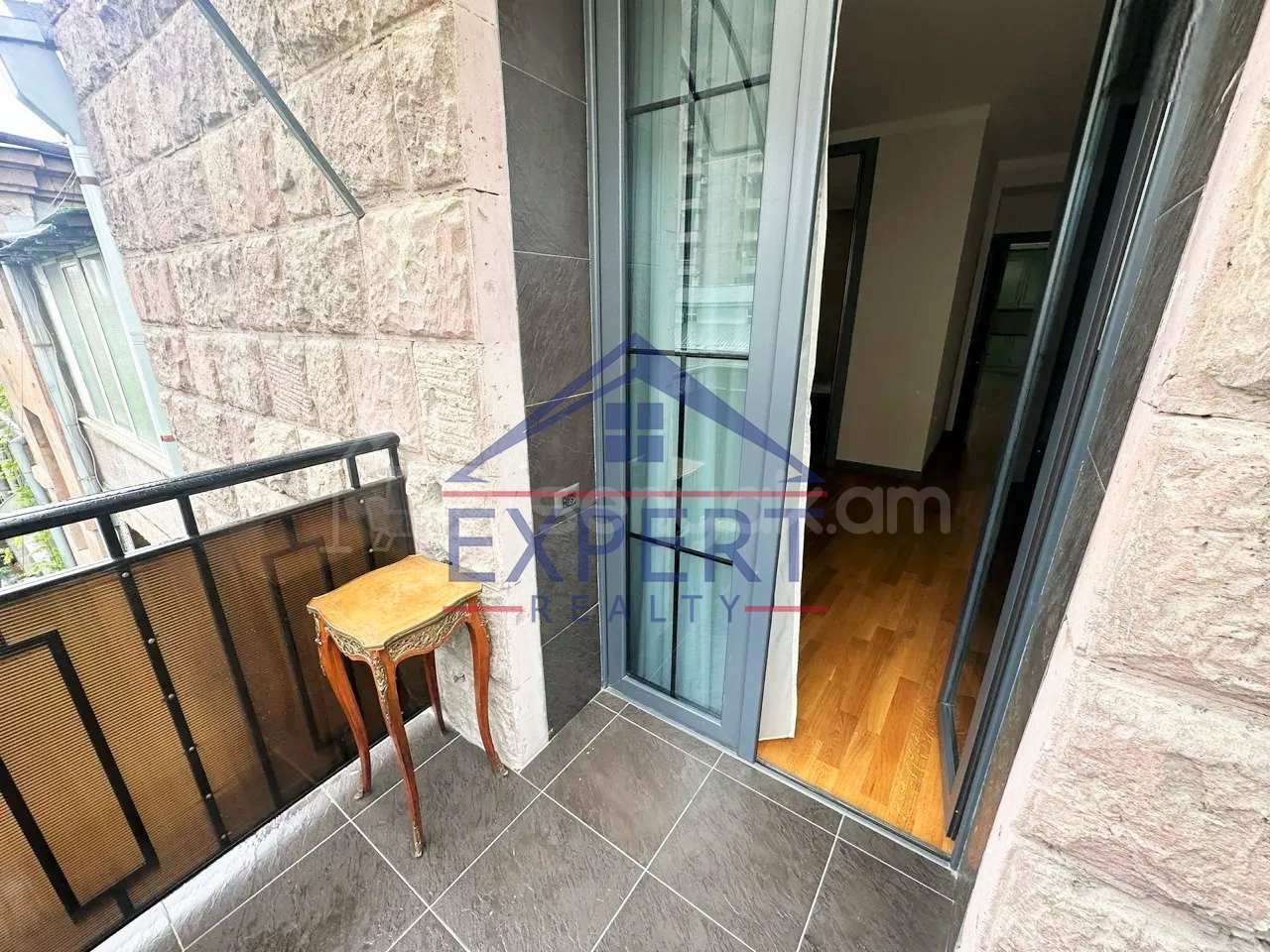 3 Սենյականոց Բնակարան Քարե Շենքում, 110քմ, 4/5 հարկ, Կապիտալ Վերանորոգված