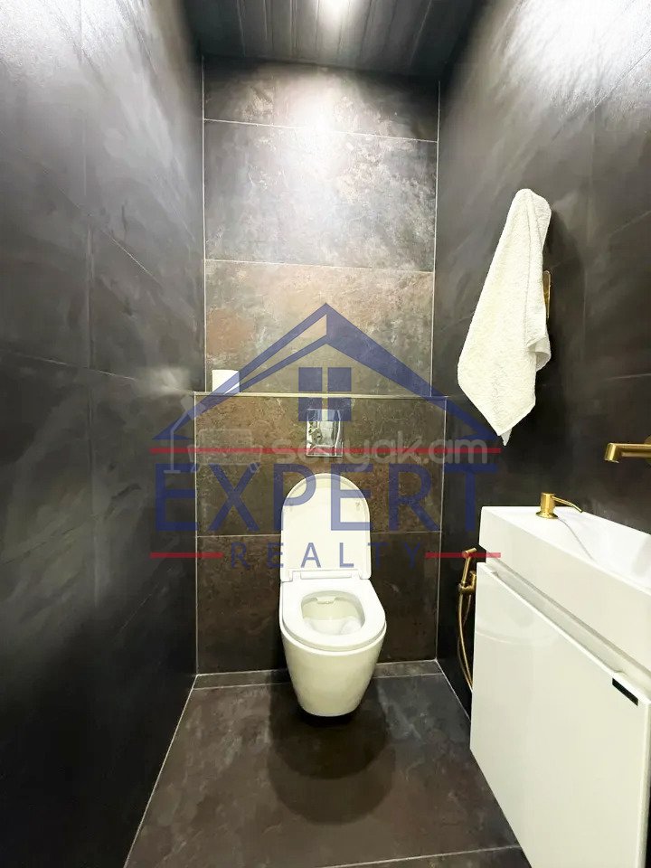 3 Սենյականոց Բնակարան Քարե Շենքում, 110քմ, 4/5 հարկ, Կապիտալ Վերանորոգված