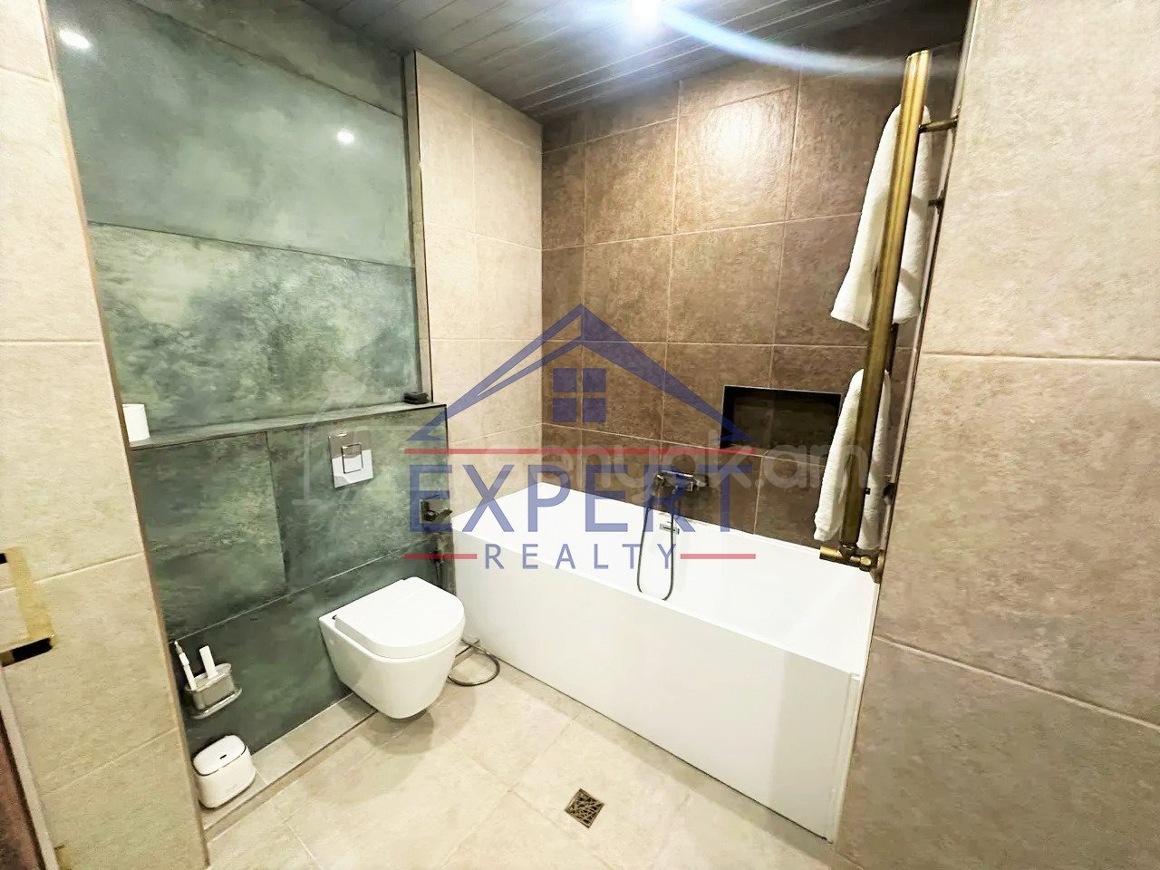 3 Սենյականոց Բնակարան Քարե Շենքում, 110քմ, 4/5 հարկ, Կապիտալ Վերանորոգված