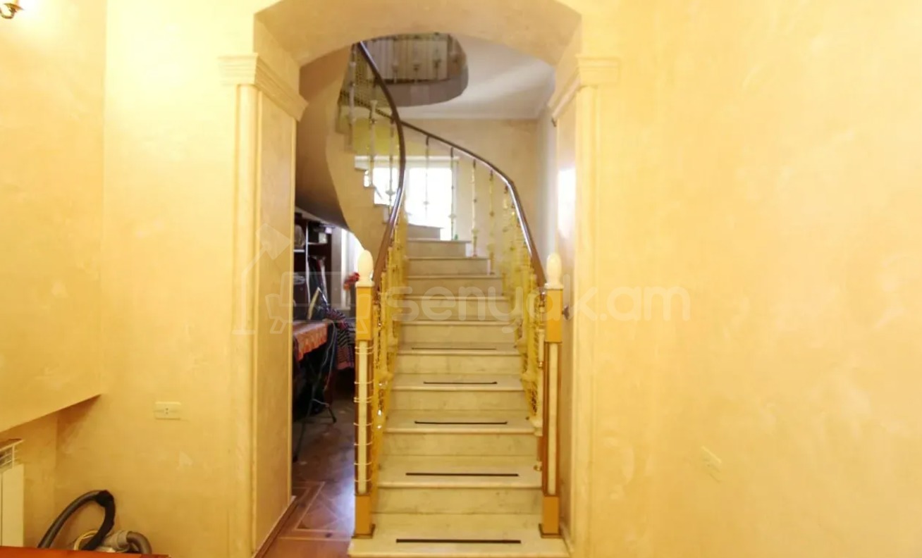 4 Սենյականոց Բնակարան Քարե Շենքում, 180քմ, 3/4 հարկ, Կապիտալ Վերանորոգված, Կահավորված