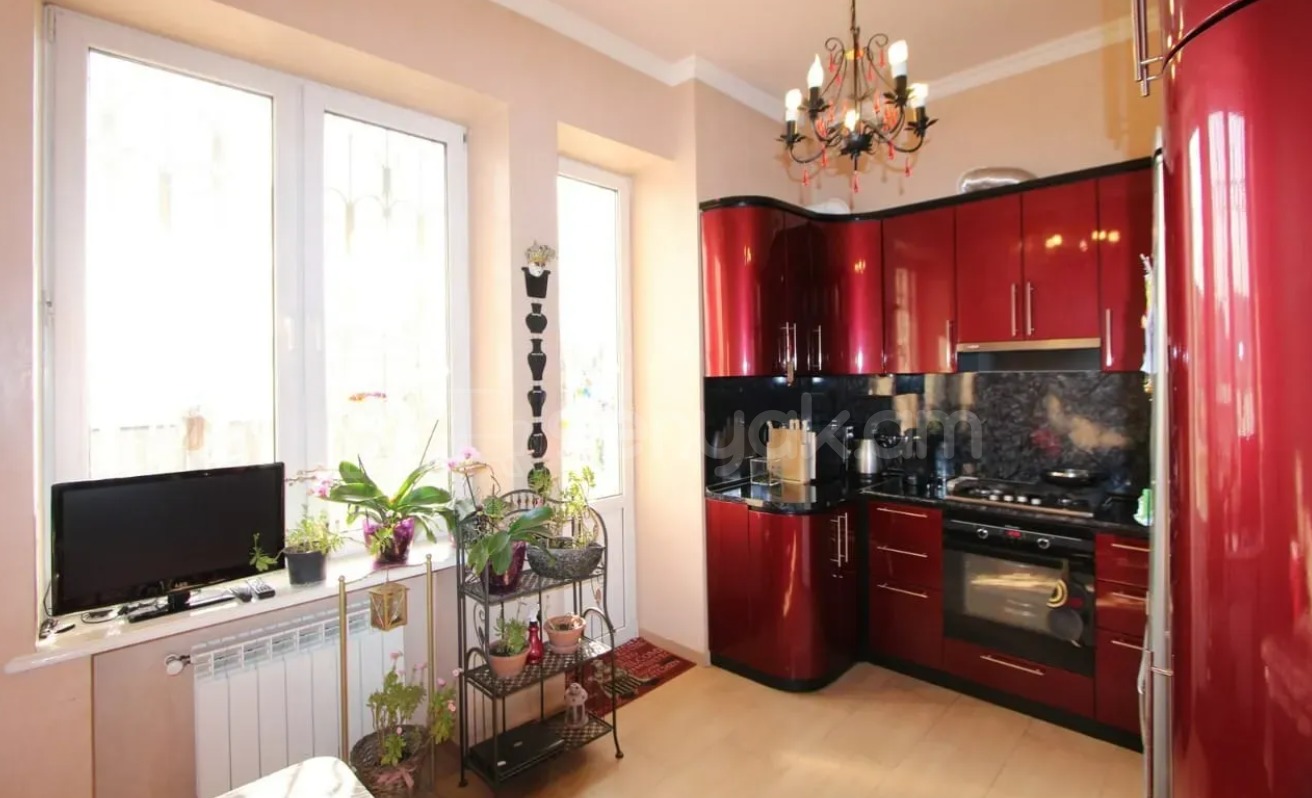 4 Սենյականոց Բնակարան Քարե Շենքում, 180քմ, 3/4 հարկ, Կապիտալ Վերանորոգված, Կահավորված