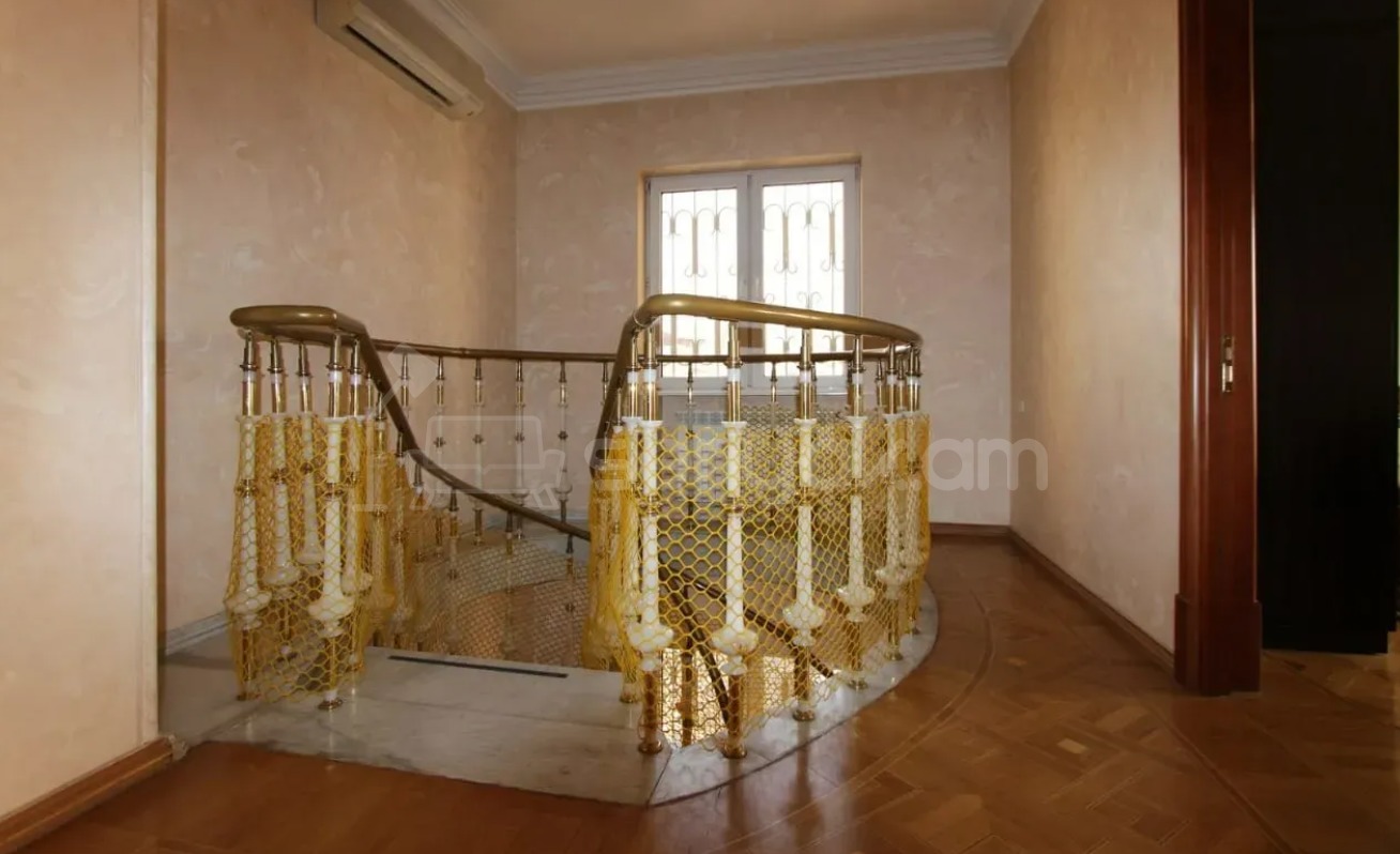 4 Սենյականոց Բնակարան Քարե Շենքում, 180քմ, 3/4 հարկ, Կապիտալ Վերանորոգված, Կահավորված