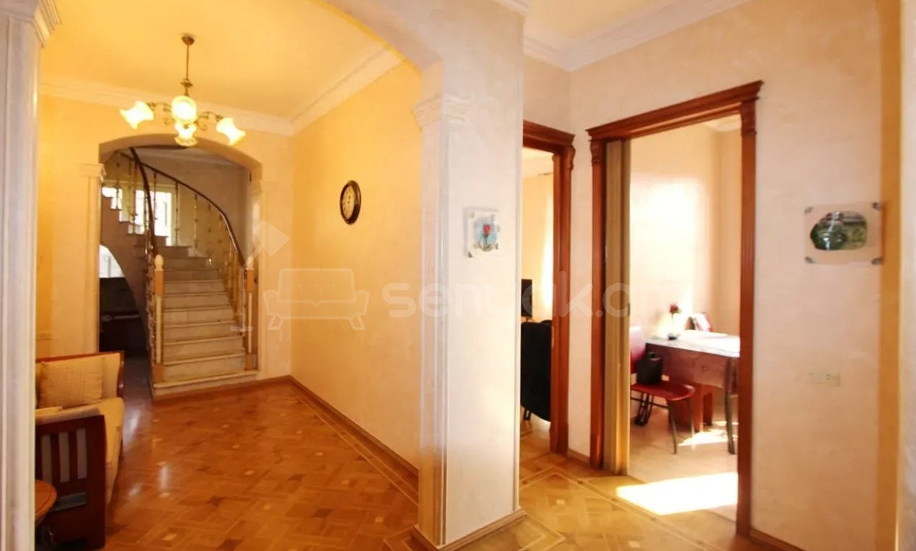 4 Սենյականոց Բնակարան Քարե Շենքում, 180քմ, 3/4 հարկ, Կապիտալ Վերանորոգված, Կահավորված