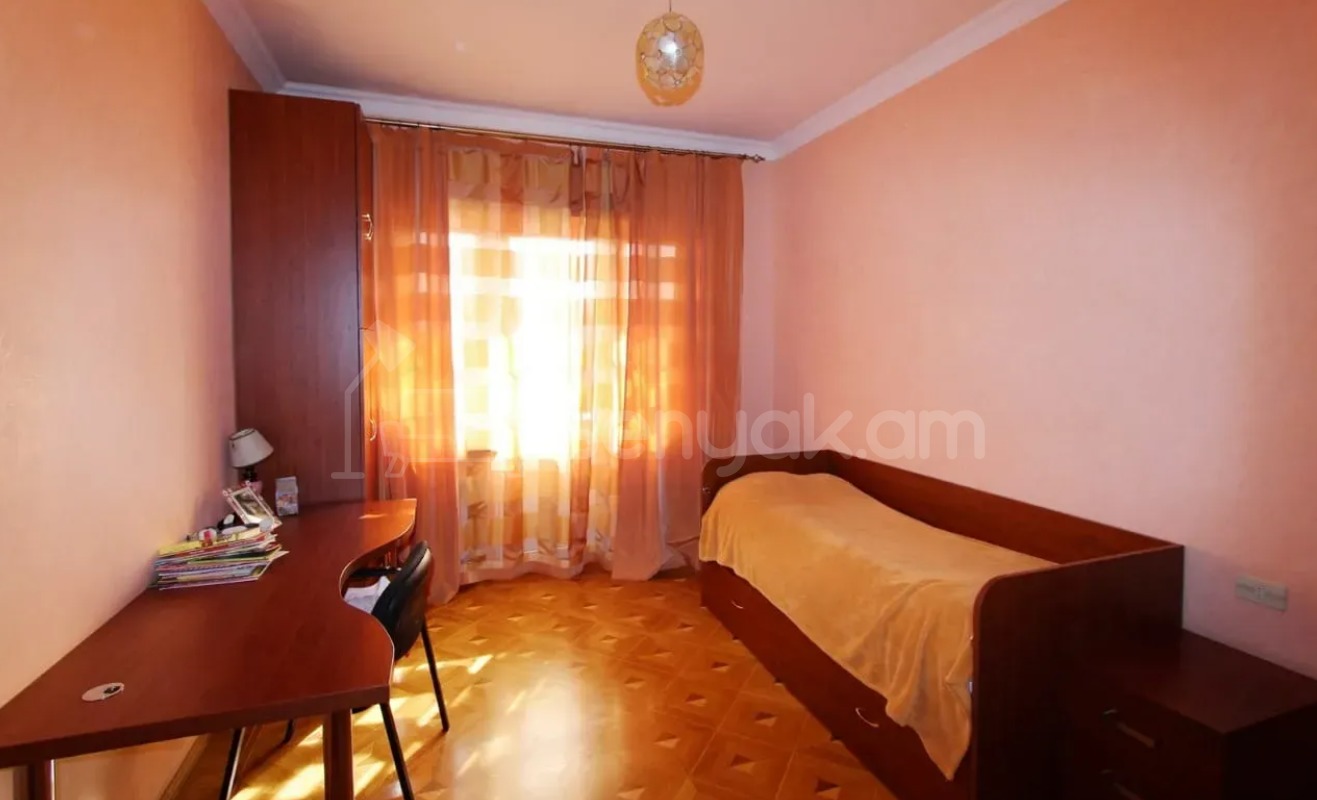 4 Սենյականոց Բնակարան Քարե Շենքում, 180քմ, 3/4 հարկ, Կապիտալ Վերանորոգված, Կահավորված