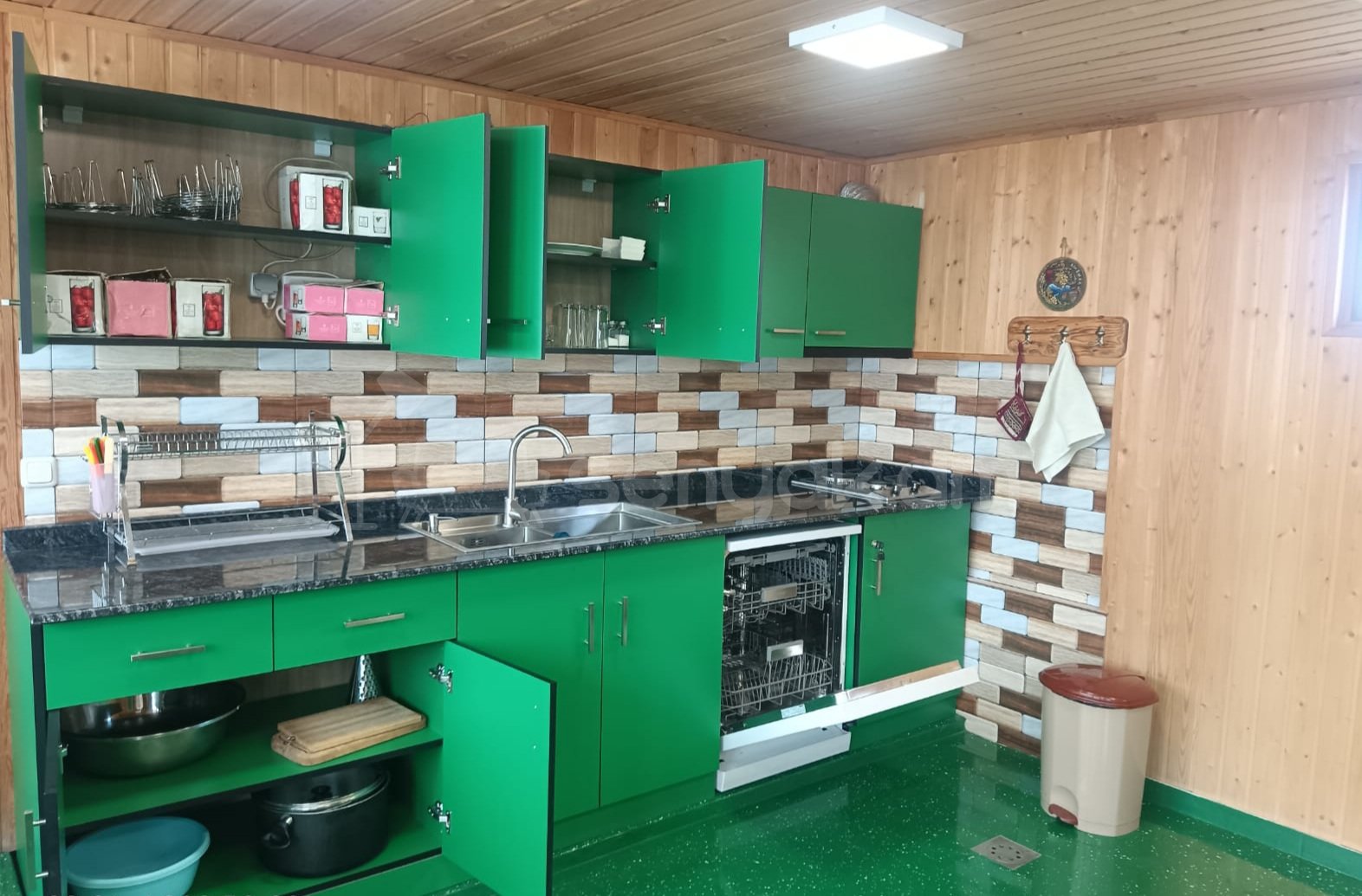 1 Սենյականոց Ամառանոց, 200քմ, Լողավազանով