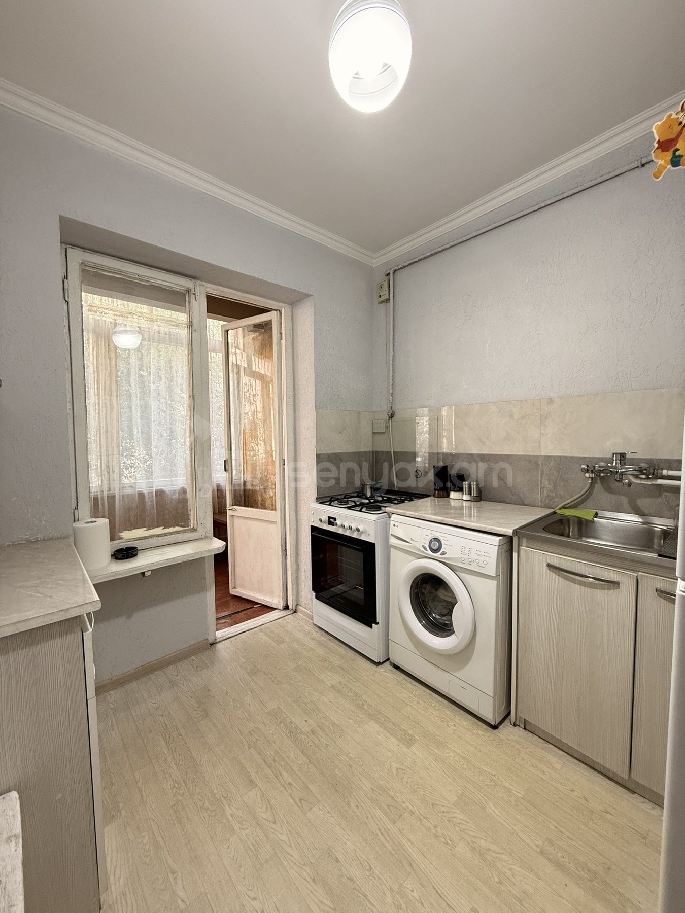 3 Սենյականոց Բնակարան Քարե Շենքում, 89քմ, 4/5 հարկ, Պետական Վիճակում