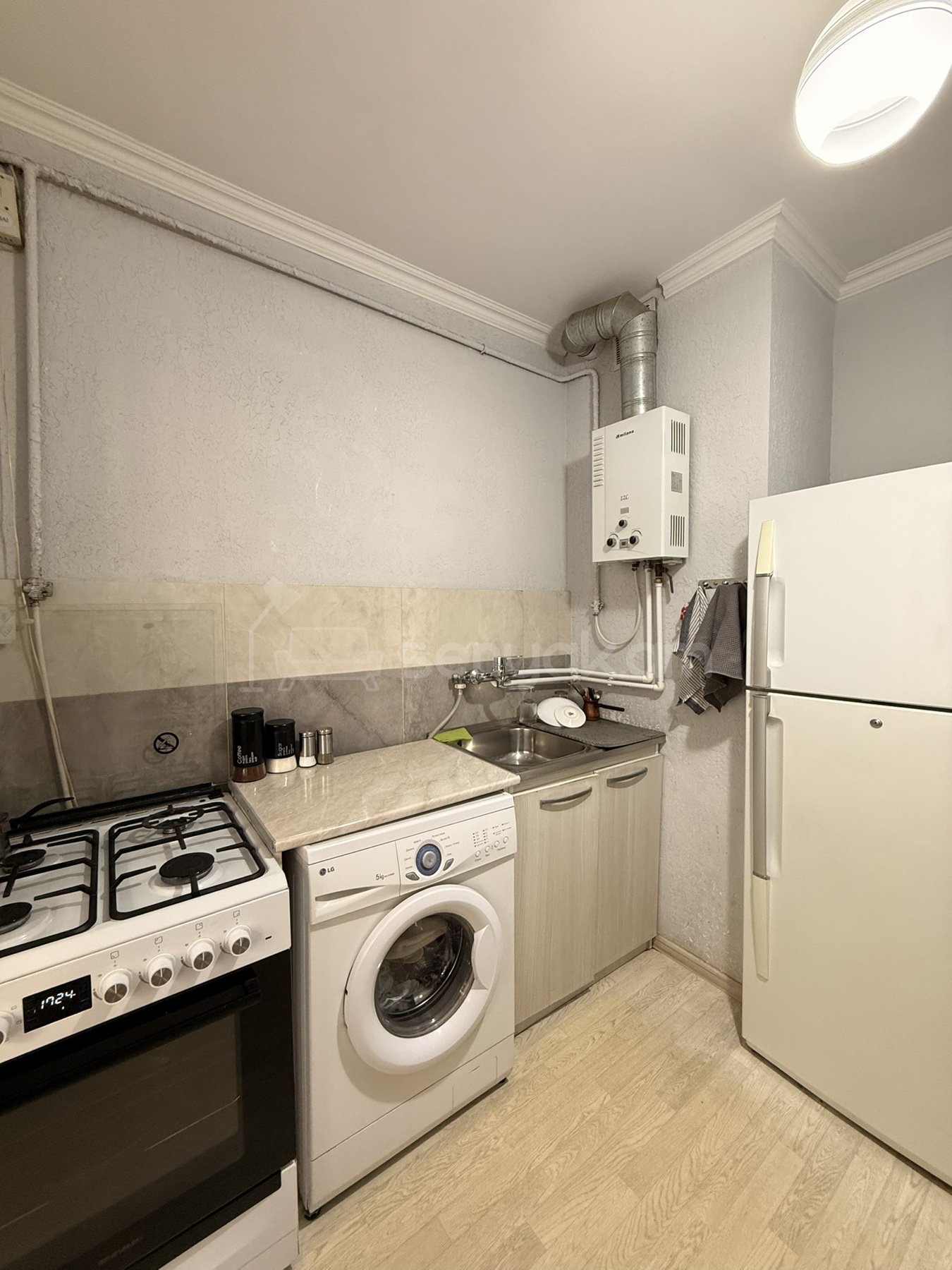 3 Սենյականոց Բնակարան Քարե Շենքում, 89քմ, 4/5 հարկ, Պետական Վիճակում