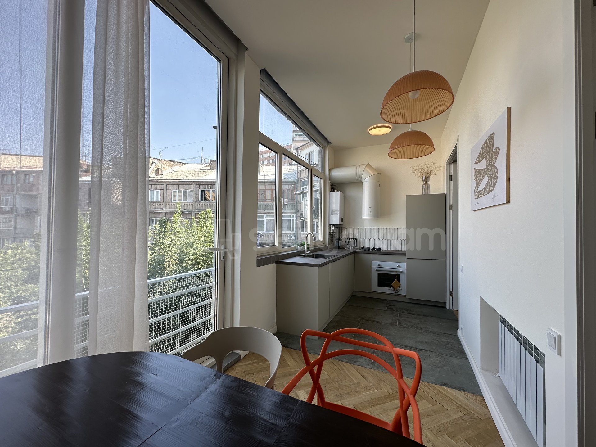 2 Սենյականոց Բնակարան Քարե Շենքում, 53քմ, 3/5 հարկ, Դիզայներական Վերանորոգված