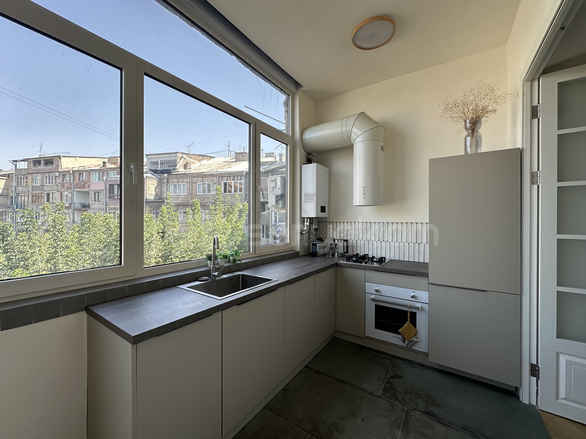 2 Սենյականոց Բնակարան Քարե Շենքում, 53քմ, 3/5 հարկ, Դիզայներական Վերանորոգված