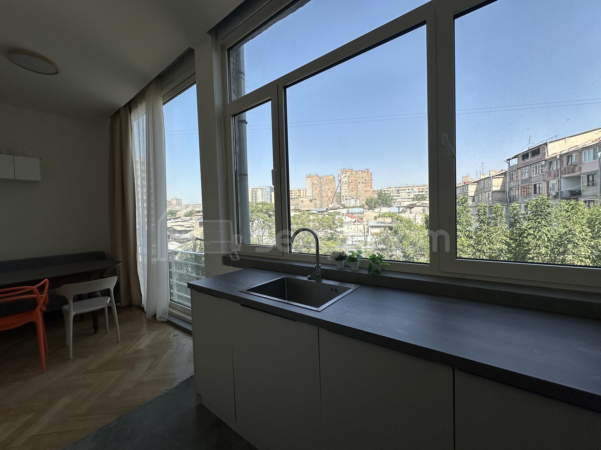 2 Սենյականոց Բնակարան Քարե Շենքում, 53քմ, 3/5 հարկ, Դիզայներական Վերանորոգված