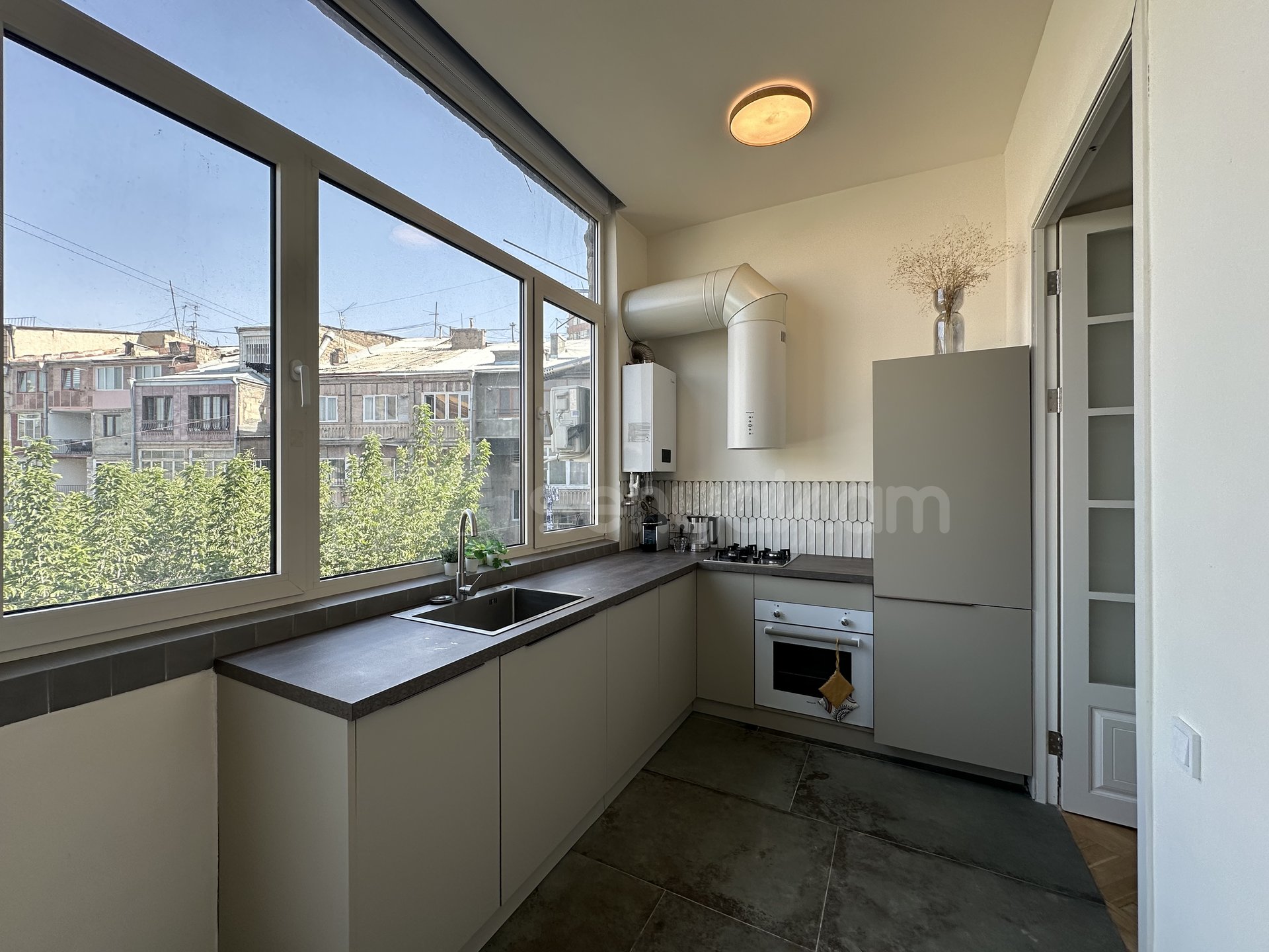 2 Սենյականոց Բնակարան Քարե Շենքում, 53քմ, 3/5 հարկ, Դիզայներական Վերանորոգված