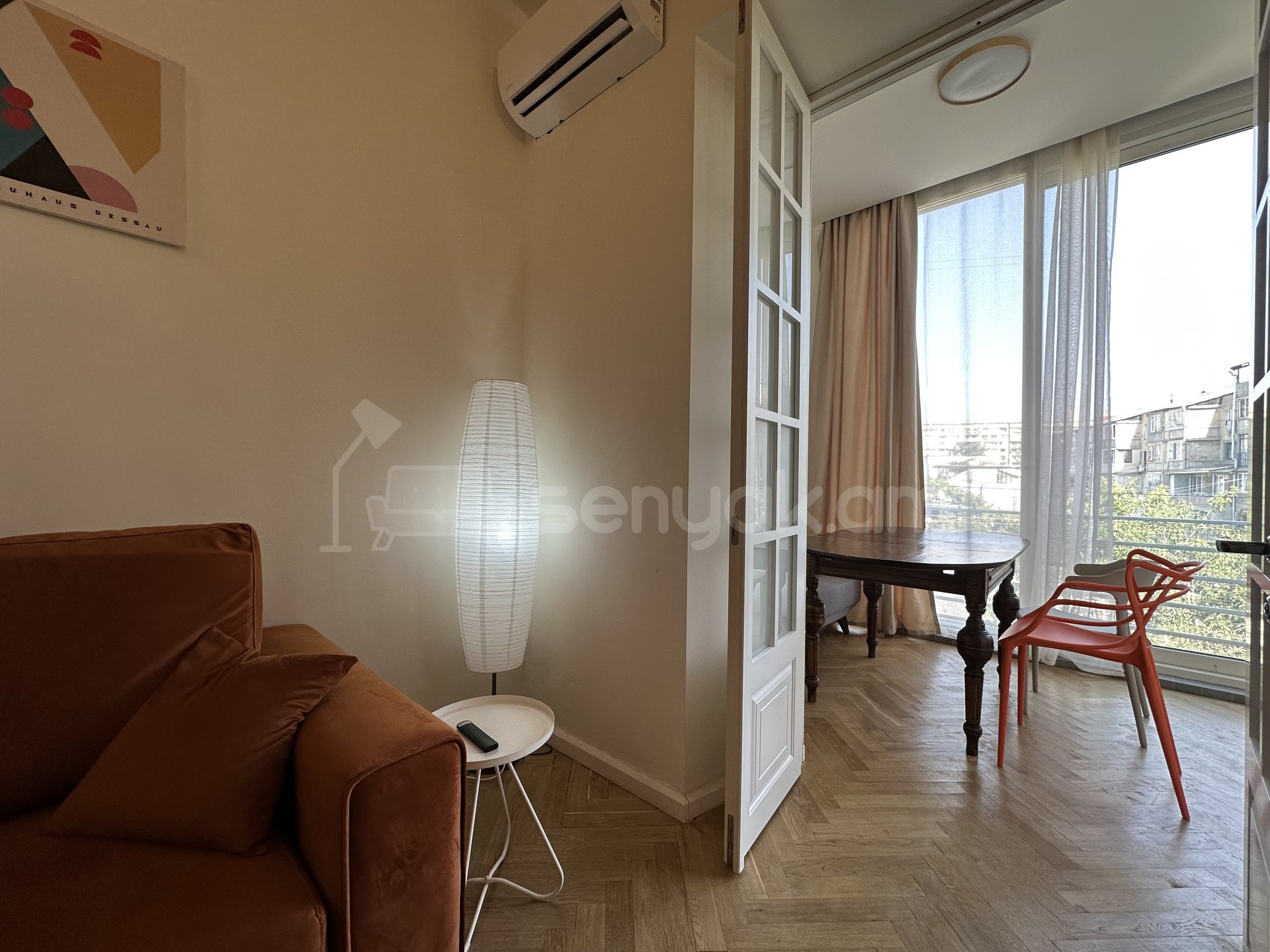 2 Սենյականոց Բնակարան Քարե Շենքում, 53քմ, 3/5 հարկ, Դիզայներական Վերանորոգված